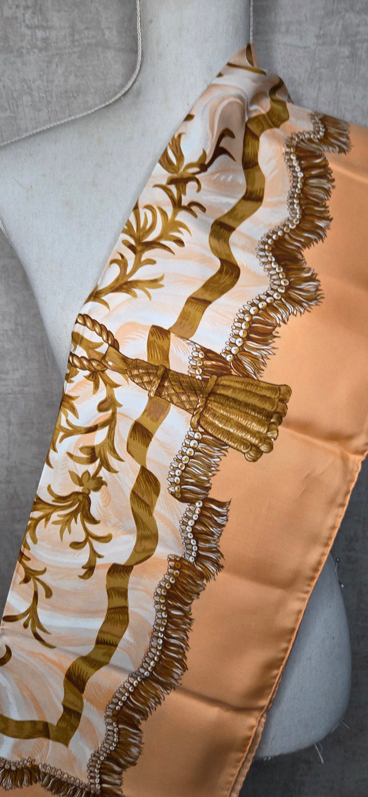 Carré Hermès en twill de soie "Fripon"