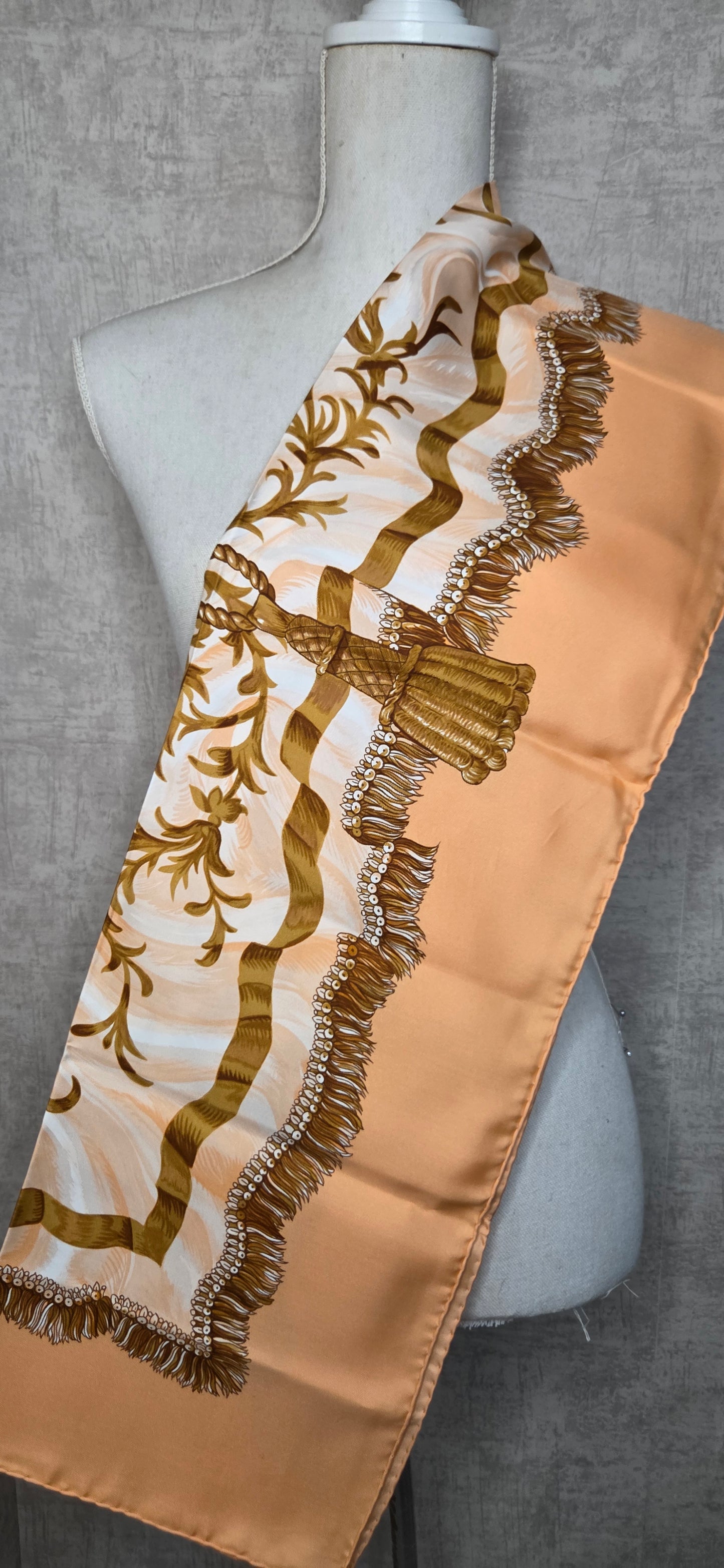 Carré Hermès en twill de soie "Fripon"