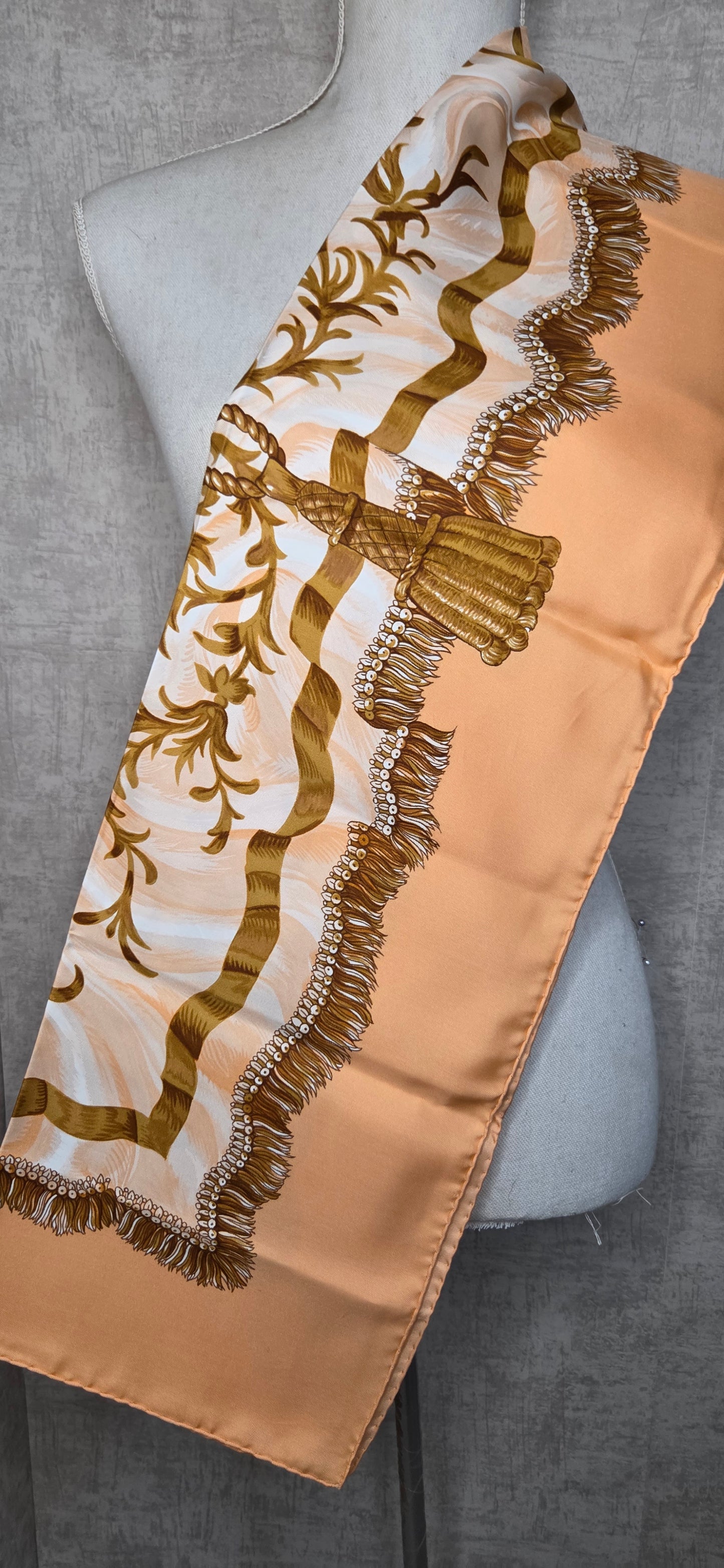 Carré Hermès en twill de soie "Fripon"