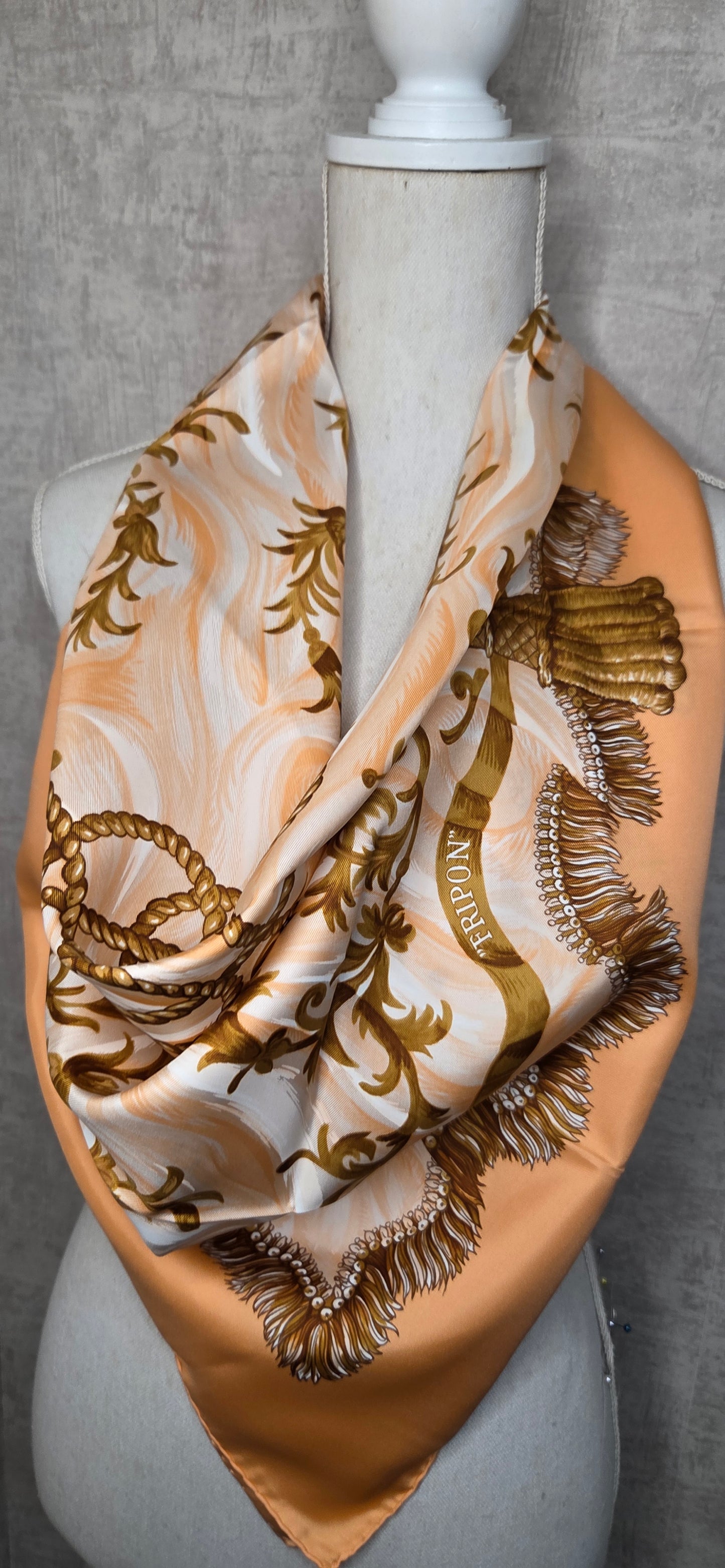 Carré Hermès en twill de soie "Fripon"