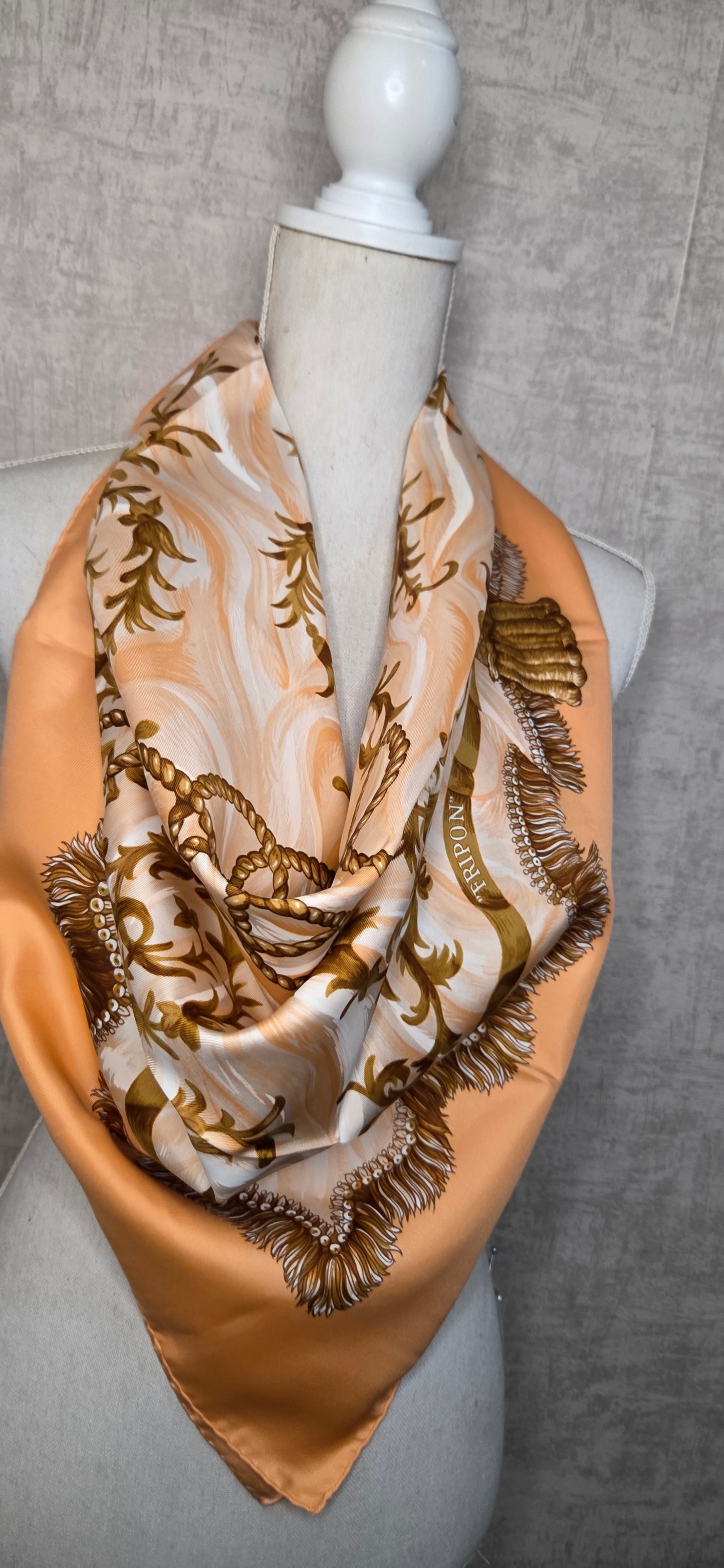 Carré Hermès en twill de soie "Fripon"