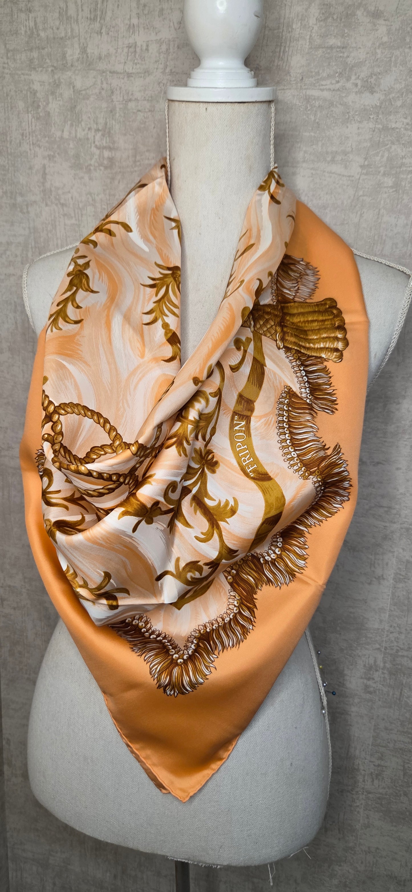 Carré Hermès en twill de soie "Fripon"