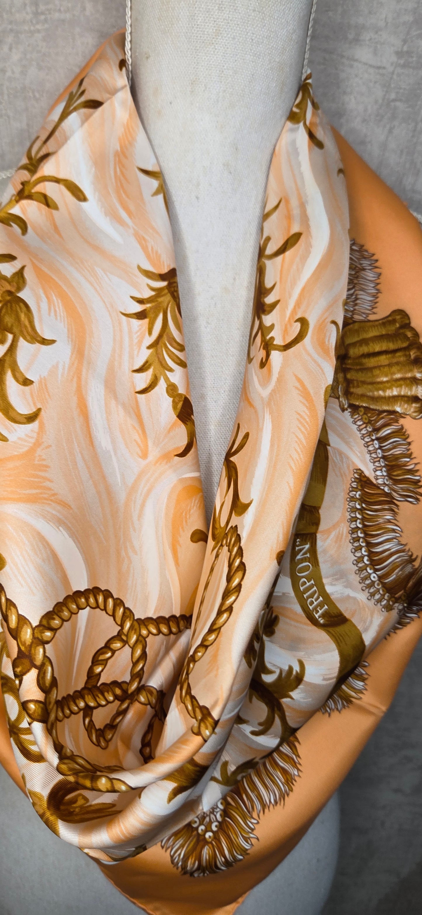 Carré Hermès en twill de soie "Fripon"