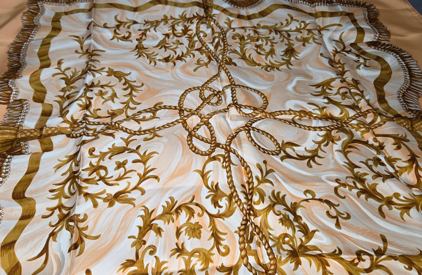 Carré Hermès en twill de soie "Fripon"