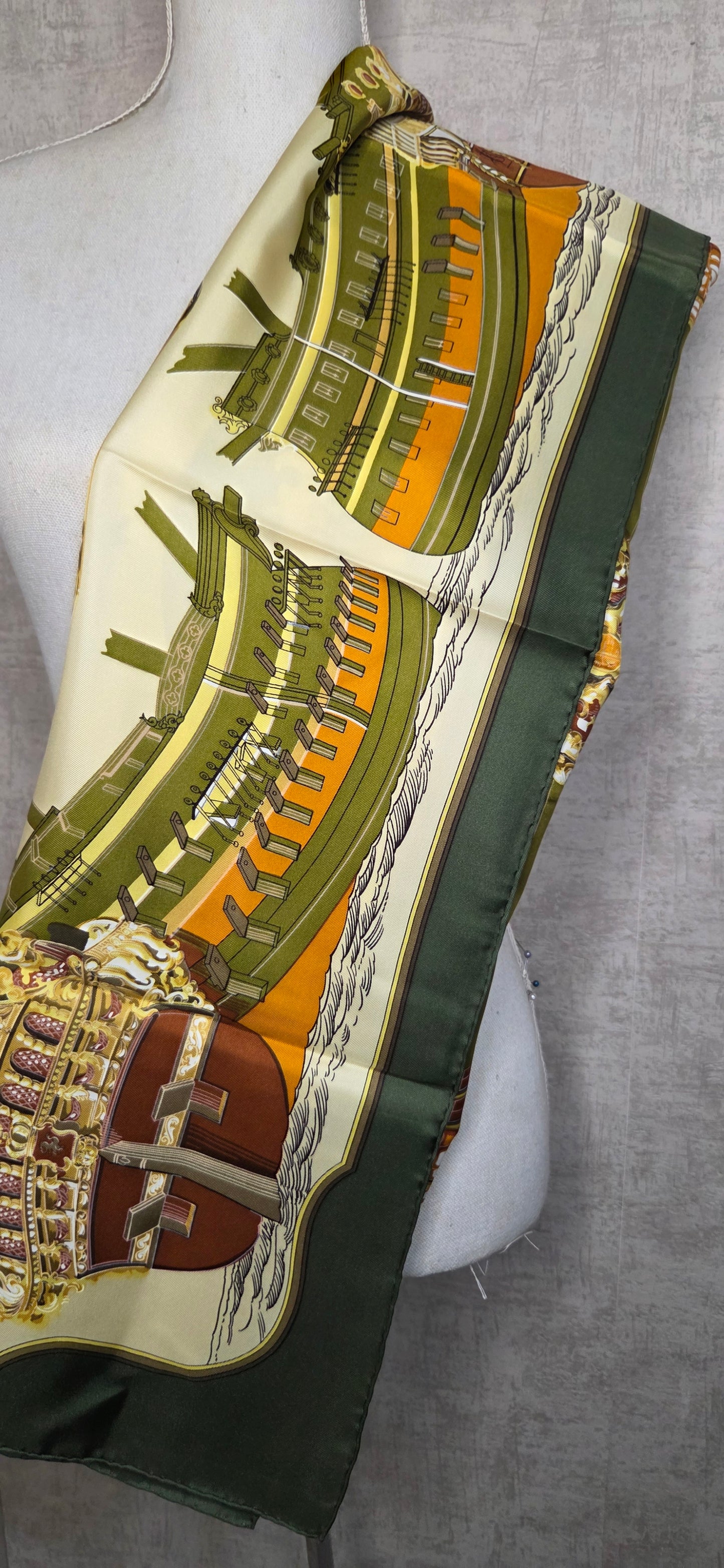 Carré Hermès en twill de soie "Grande Marine"