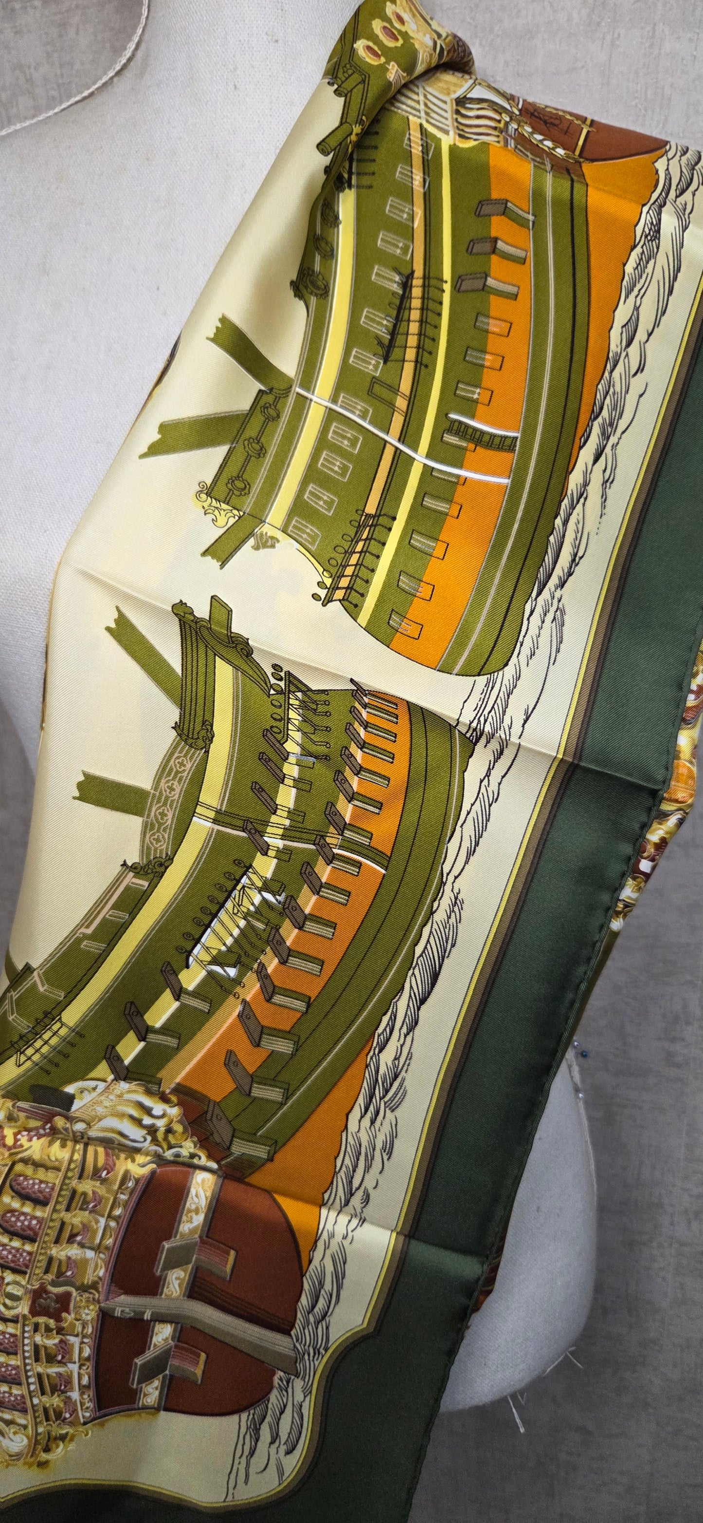 Carré Hermès en twill de soie "Grande Marine"