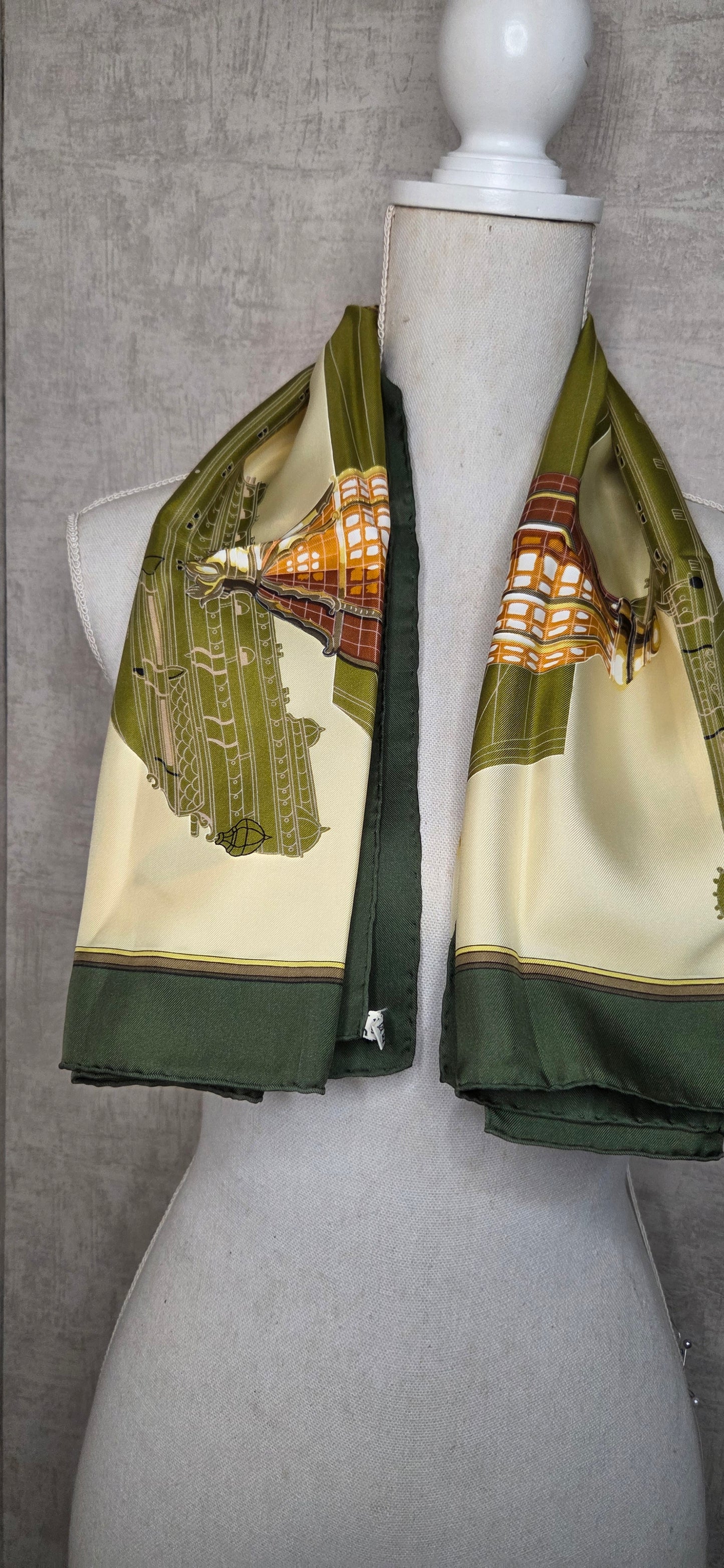 Carré Hermès en twill de soie "Grande Marine"