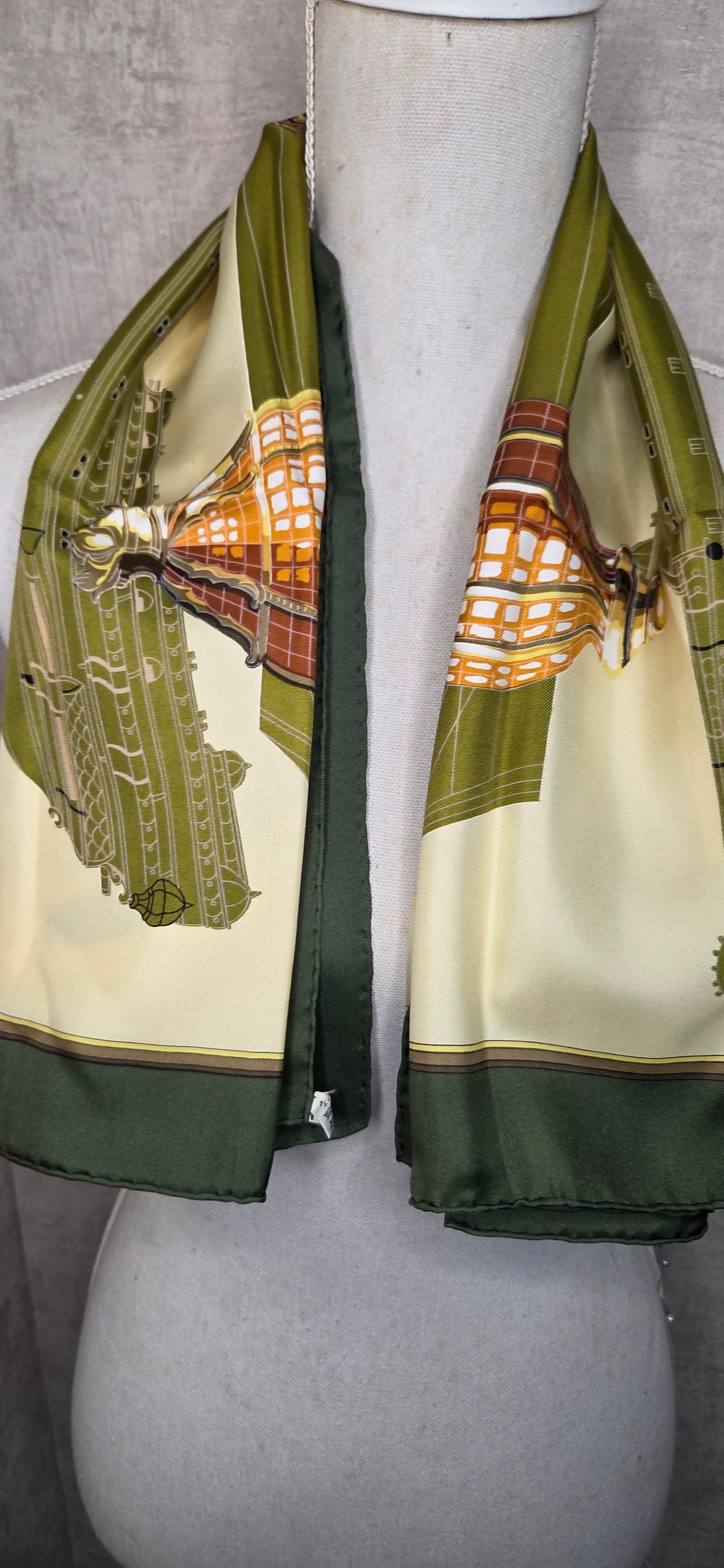 Carré Hermès en twill de soie "Grande Marine"