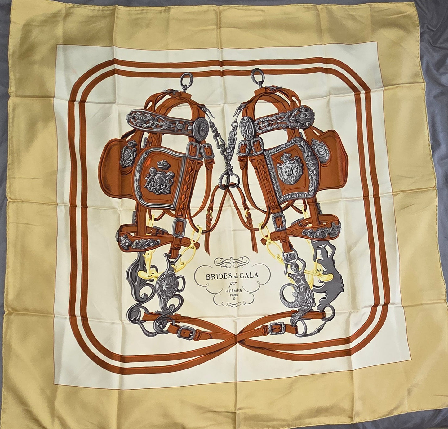 Carré Hermès en twill de soie "Brides de Gala "