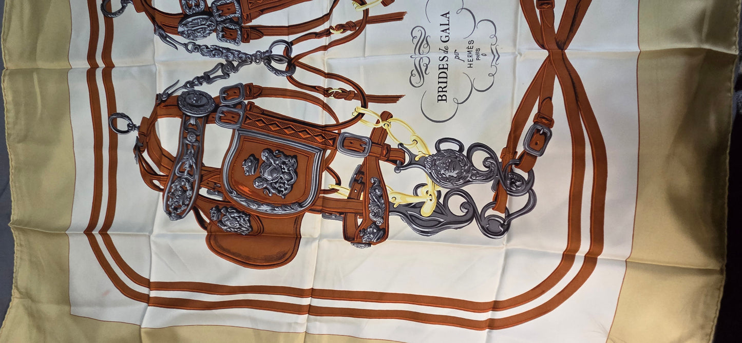 Carré Hermès en twill de soie "Brides de Gala "