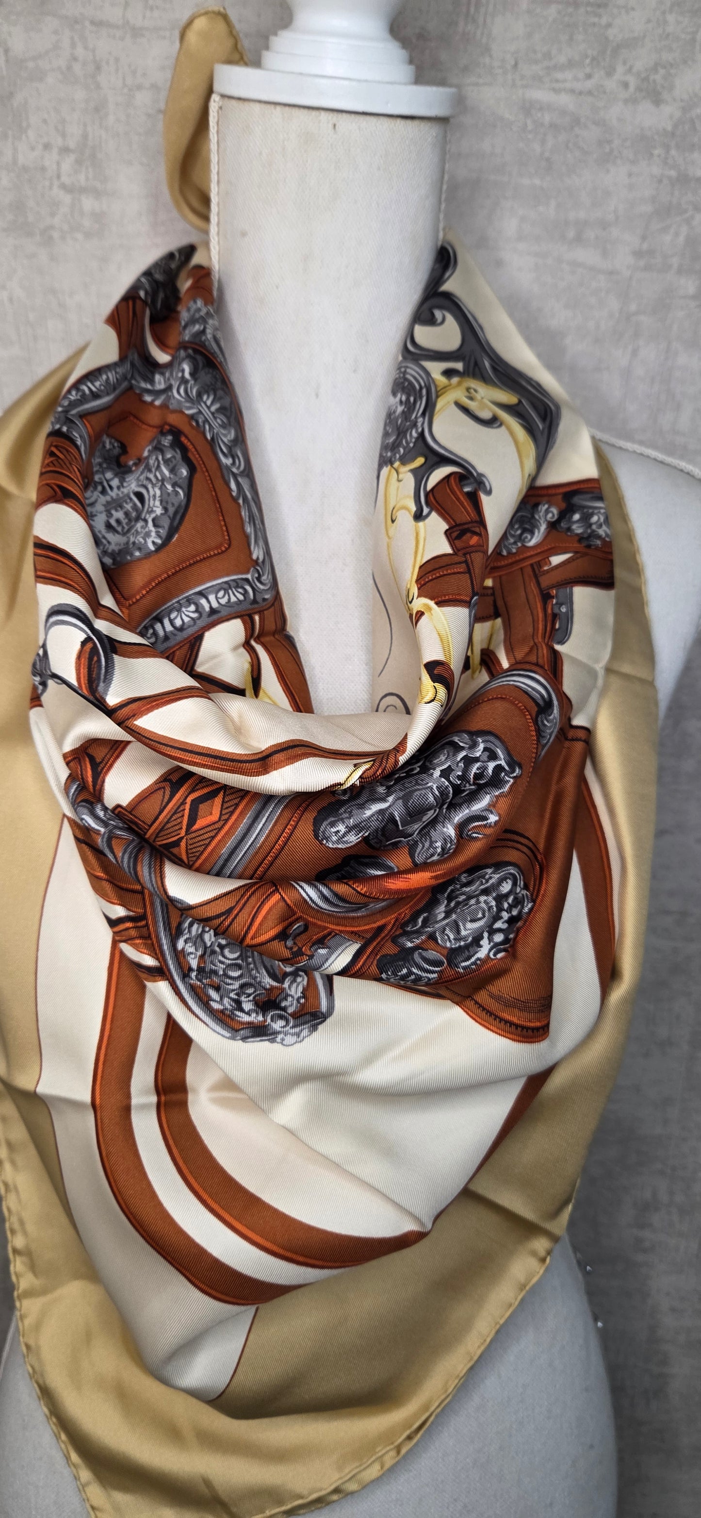 Carré Hermès en twill de soie "Brides de Gala "