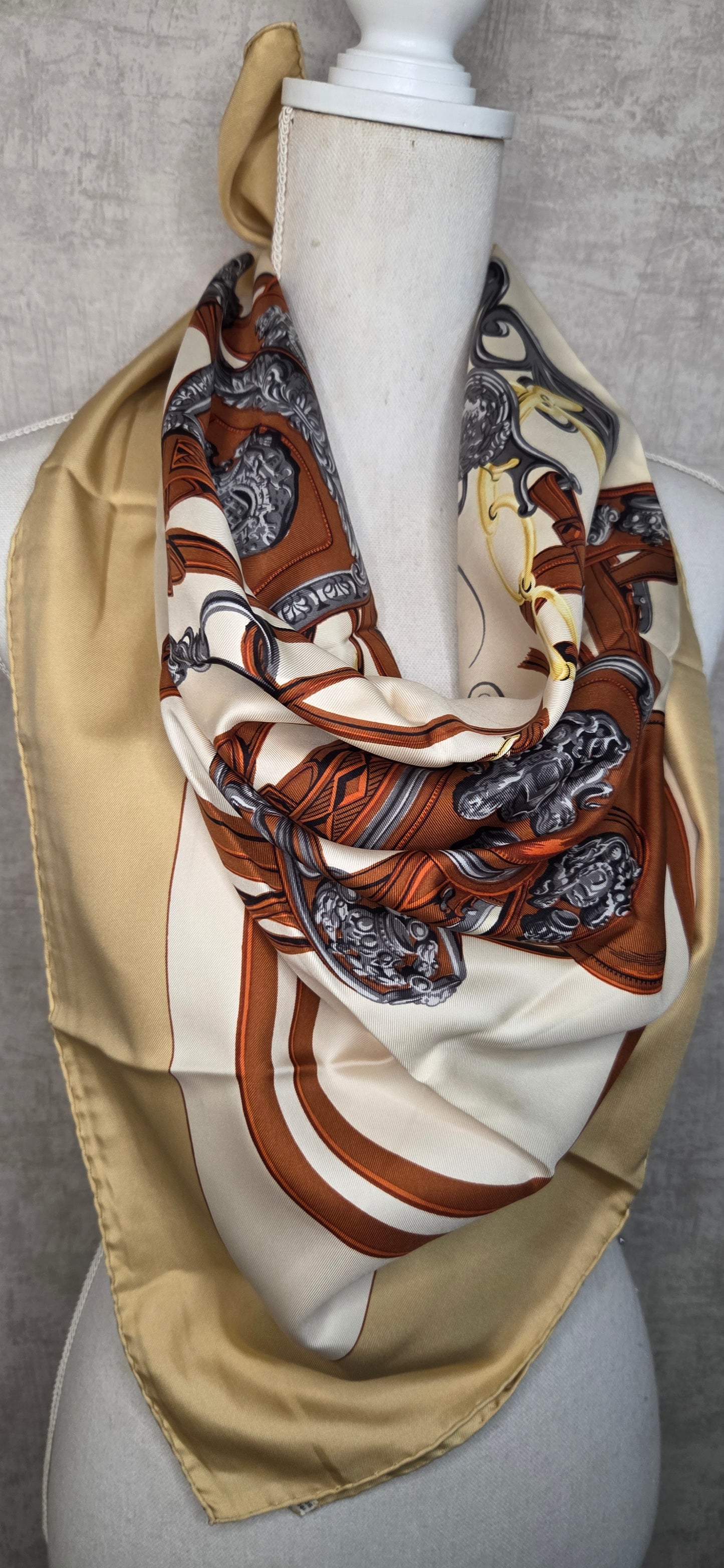 Carré Hermès en twill de soie "Brides de Gala "