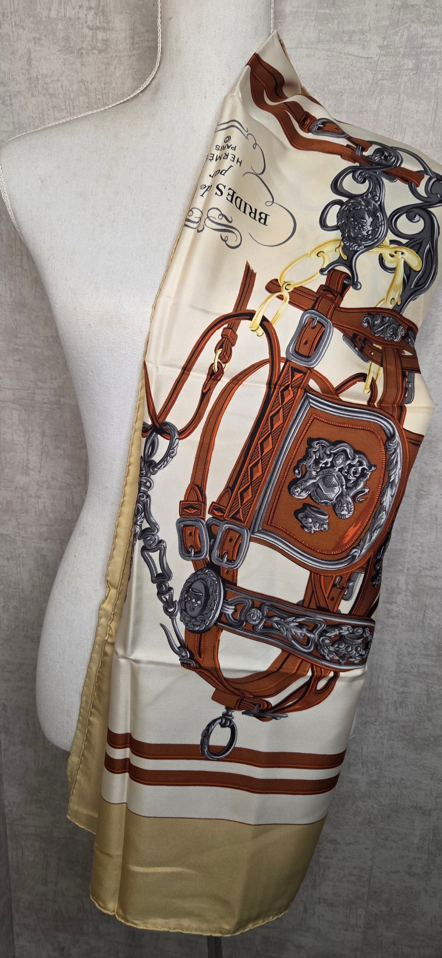 Carré Hermès en twill de soie "Brides de Gala "