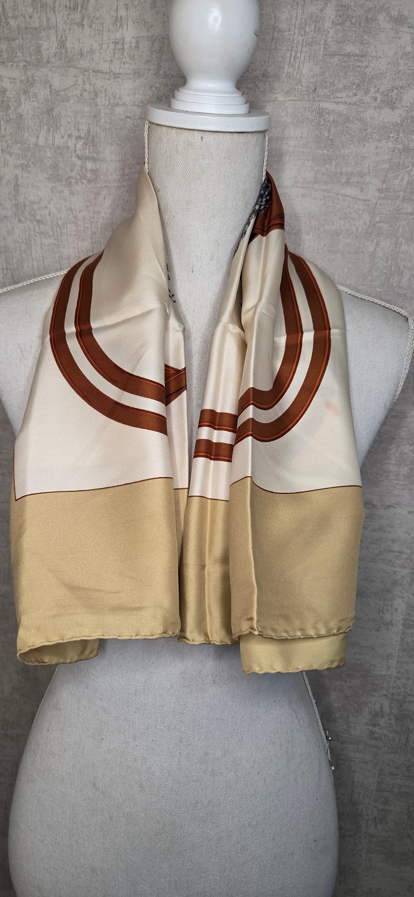 Carré Hermès en twill de soie "Brides de Gala "