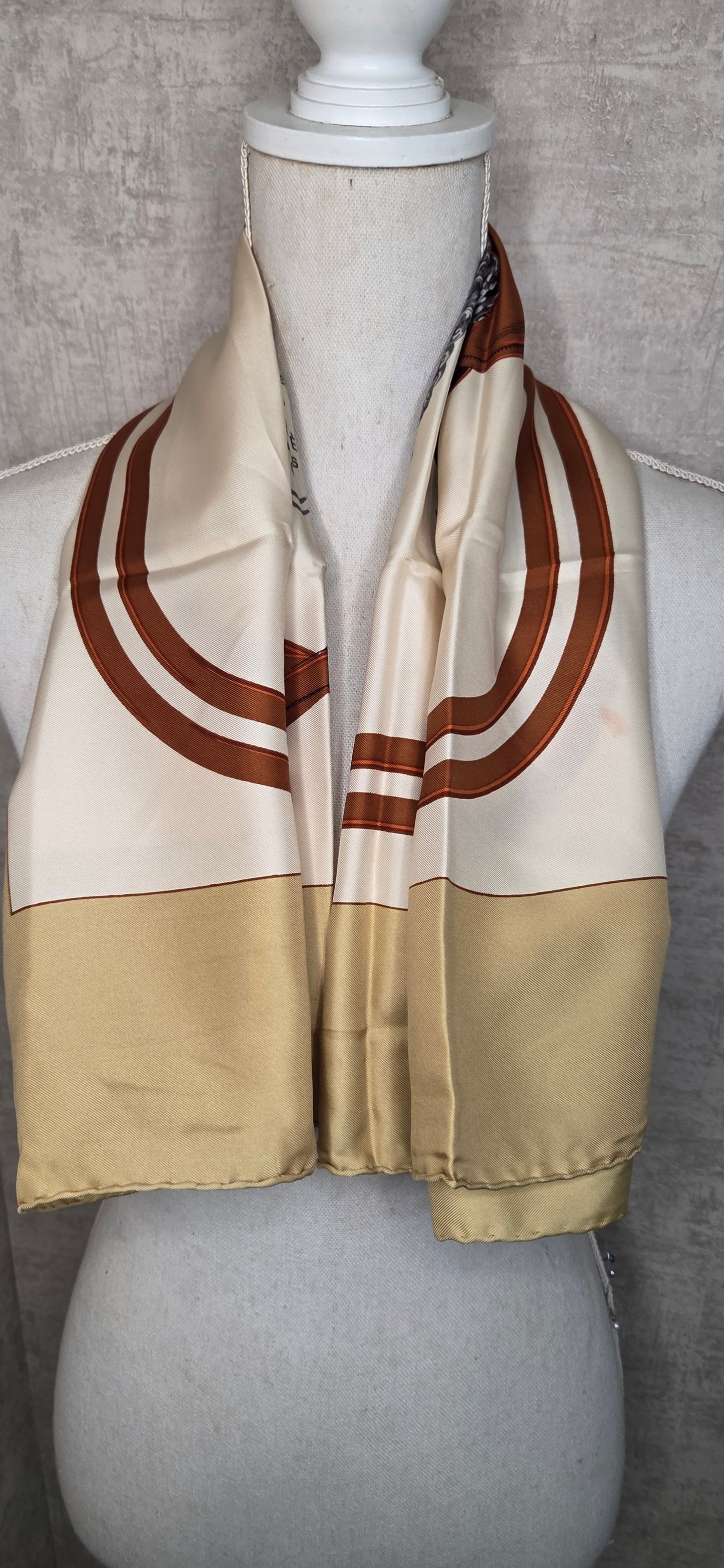 Carré Hermès en twill de soie "Brides de Gala "