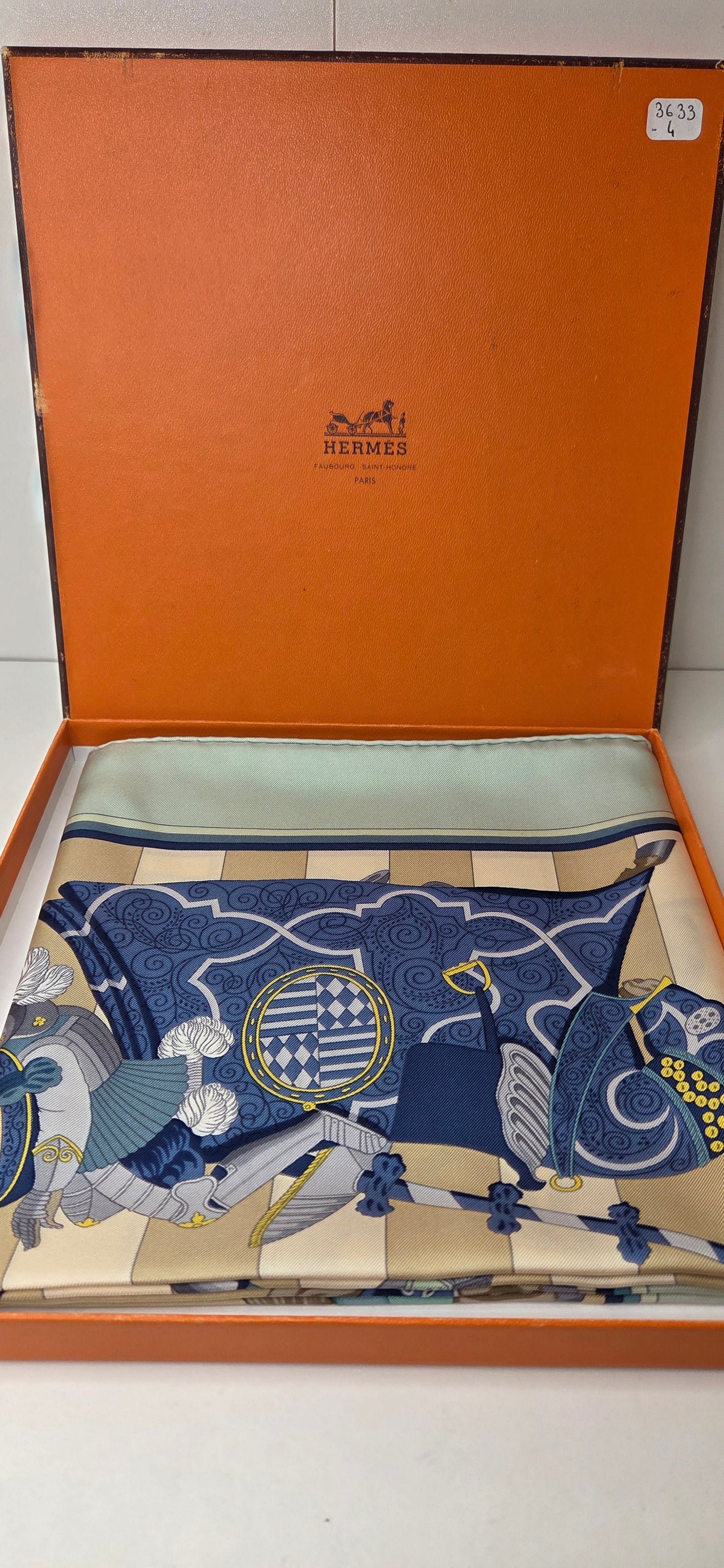 Carré Hermès intitulé Chocs en Plumes