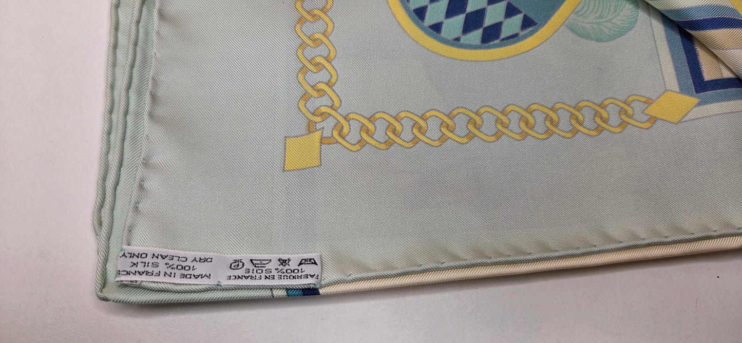 Carré Hermès intitulé Chocs en Plumes