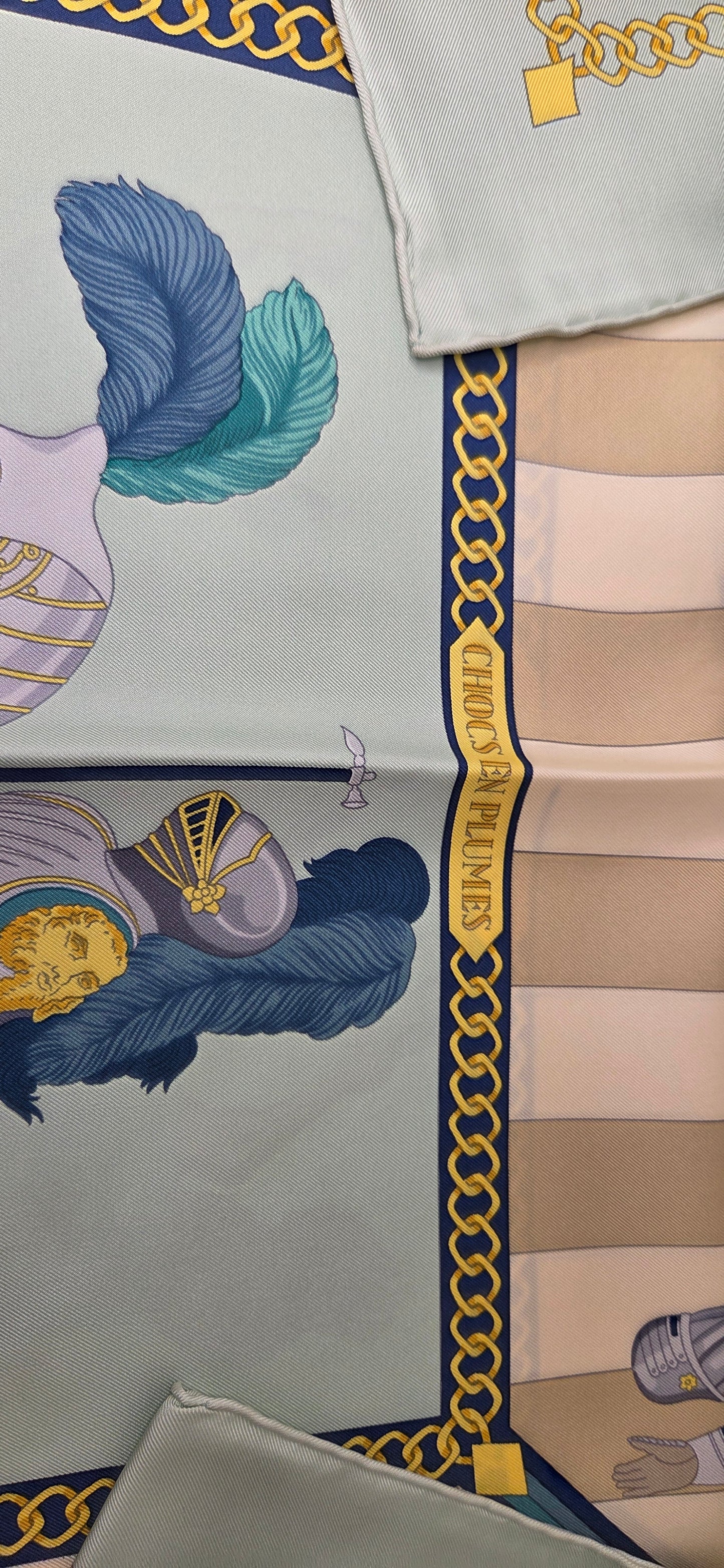 Carré Hermès intitulé Chocs en Plumes