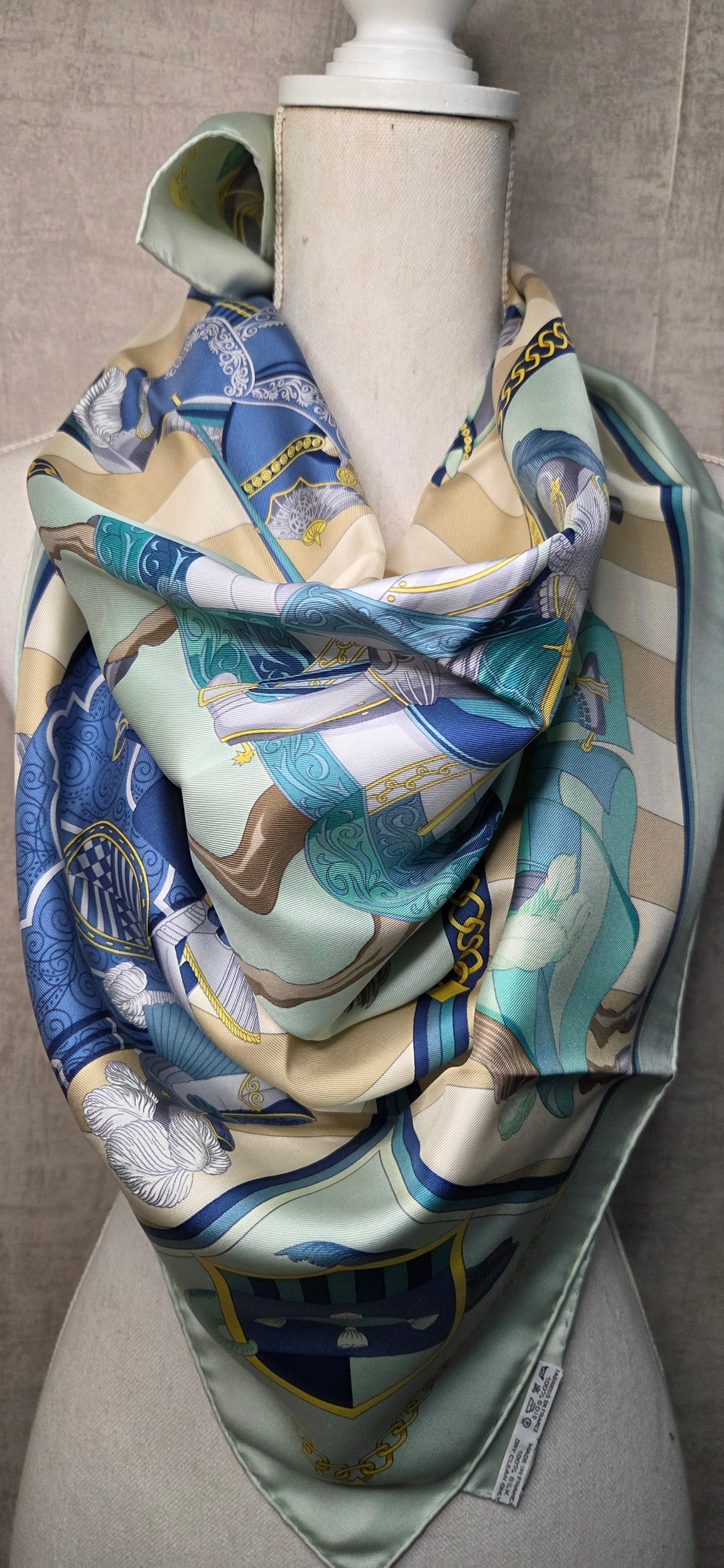 Carré Hermès intitulé Chocs en Plumes