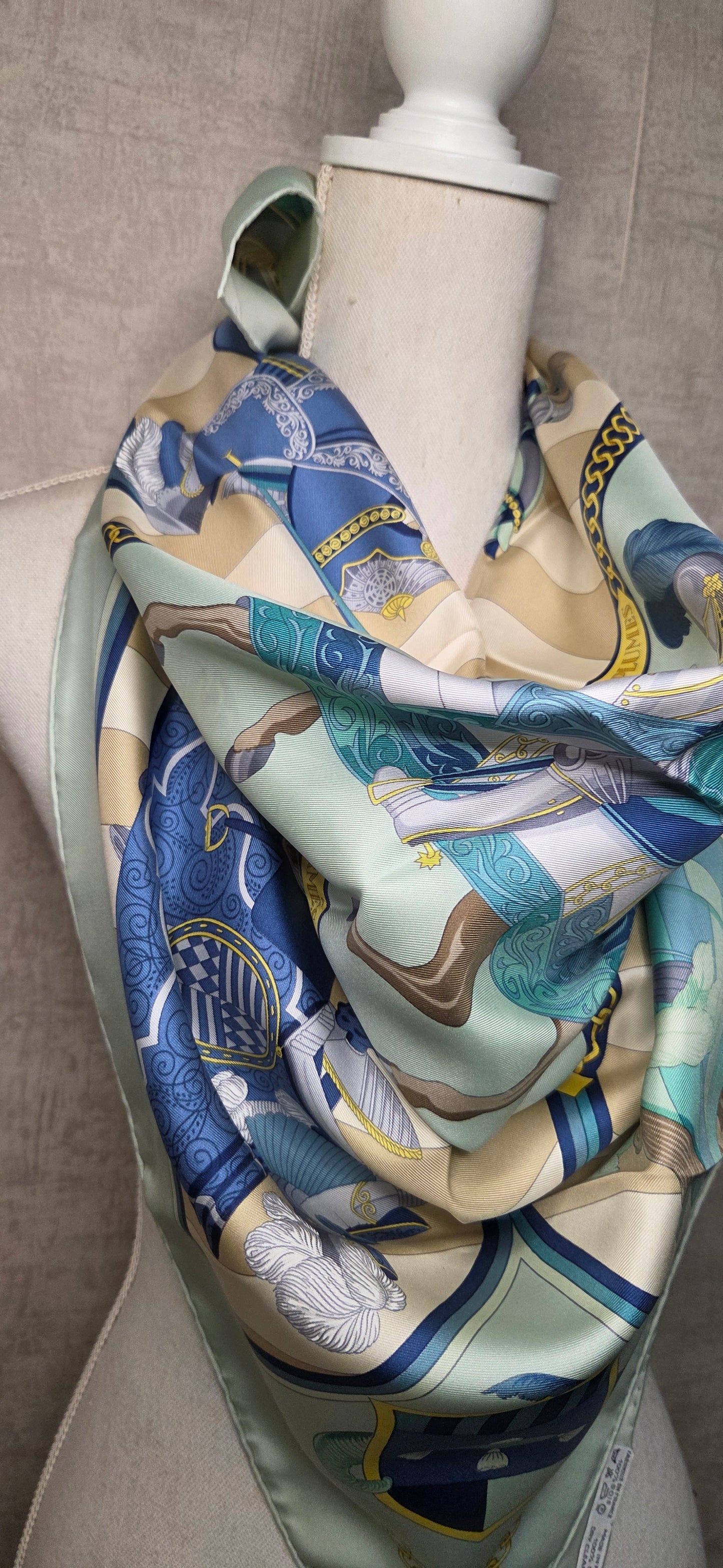 Carré Hermès intitulé Chocs en Plumes