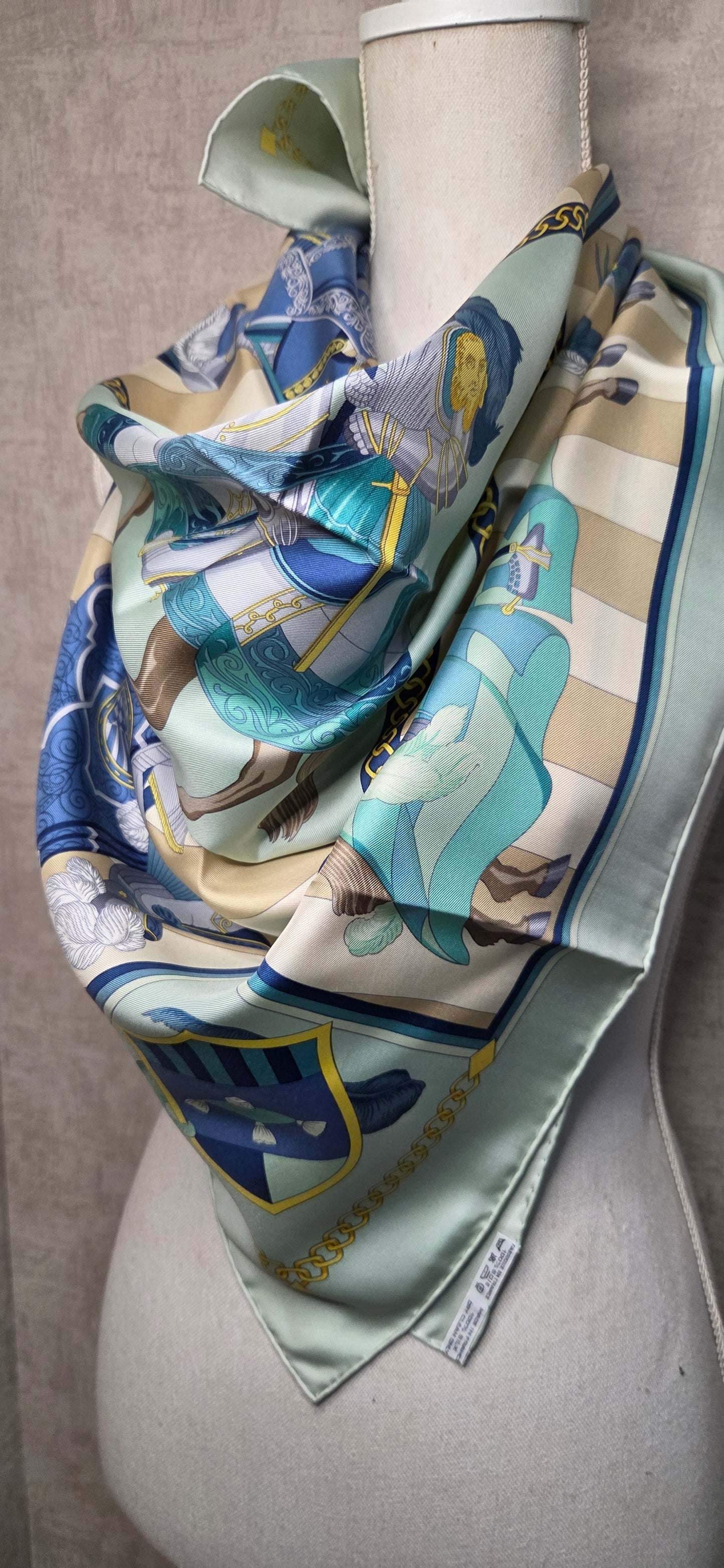 Carré Hermès intitulé Chocs en Plumes