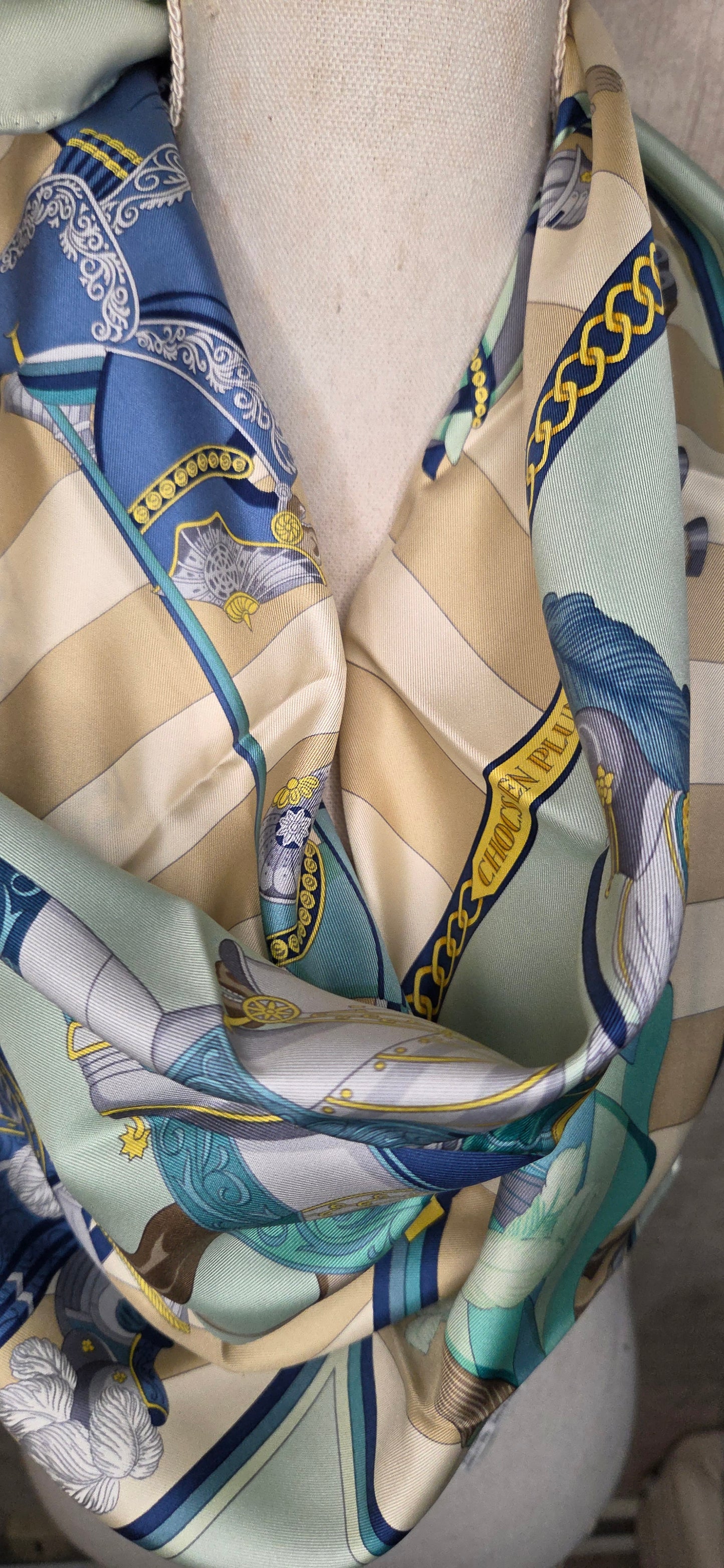 Carré Hermès intitulé Chocs en Plumes