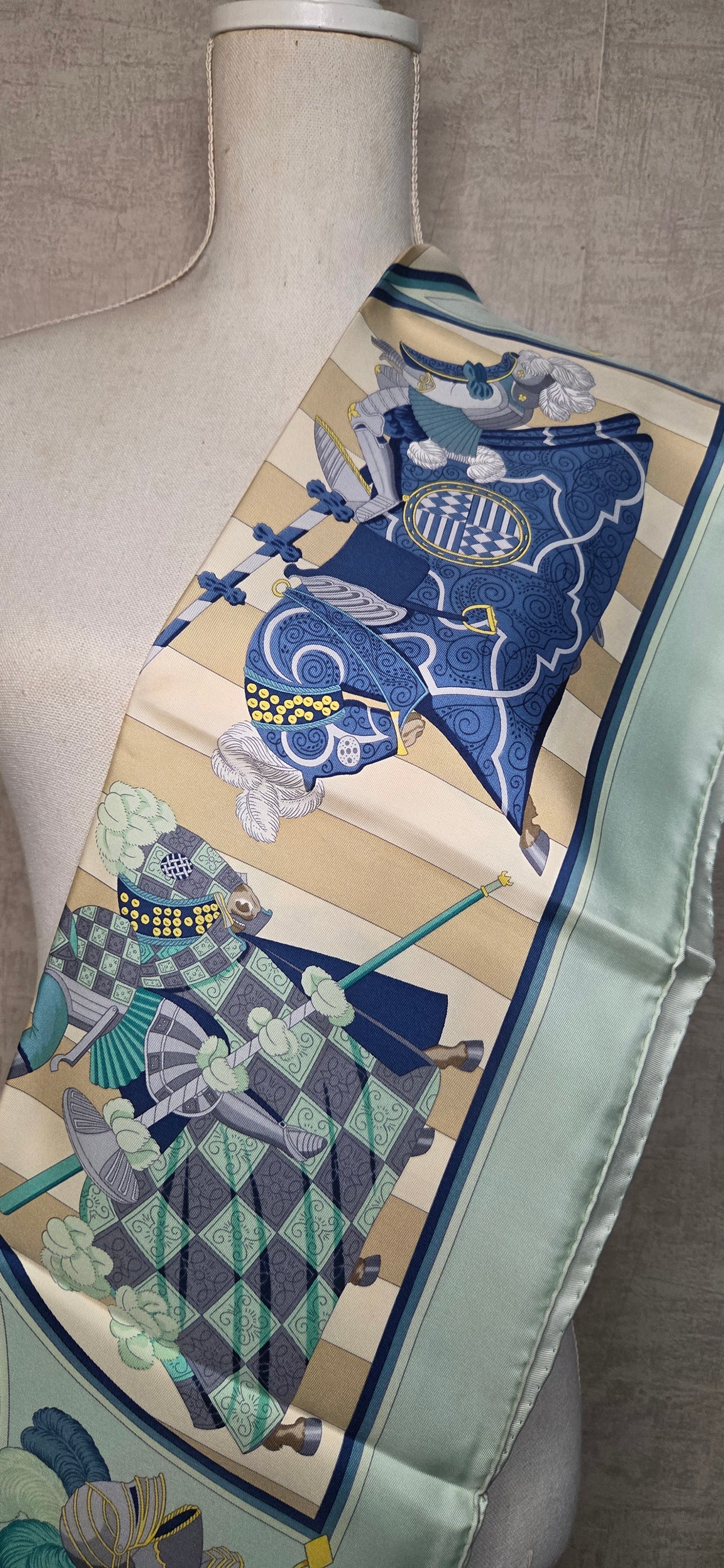 Carré Hermès intitulé Chocs en Plumes