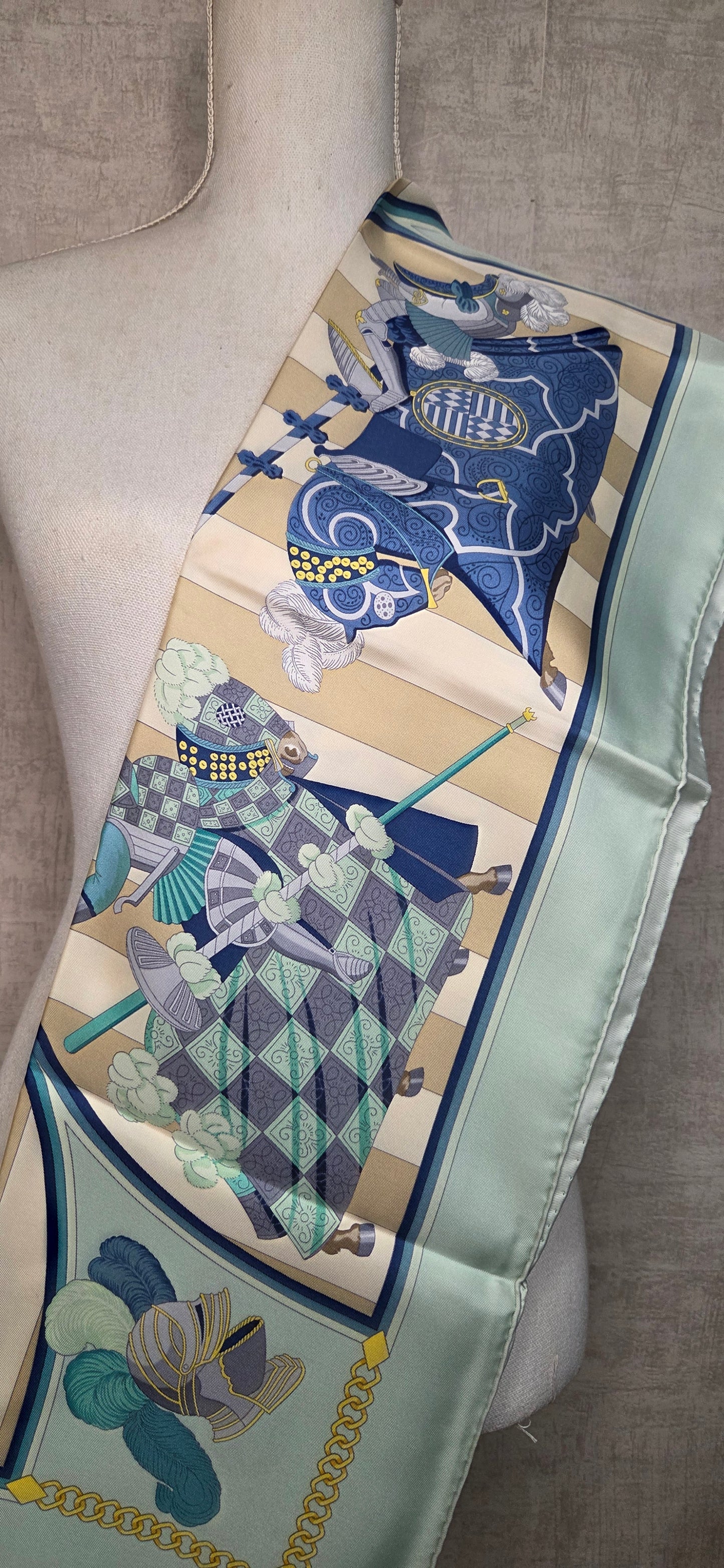 Carré Hermès intitulé Chocs en Plumes