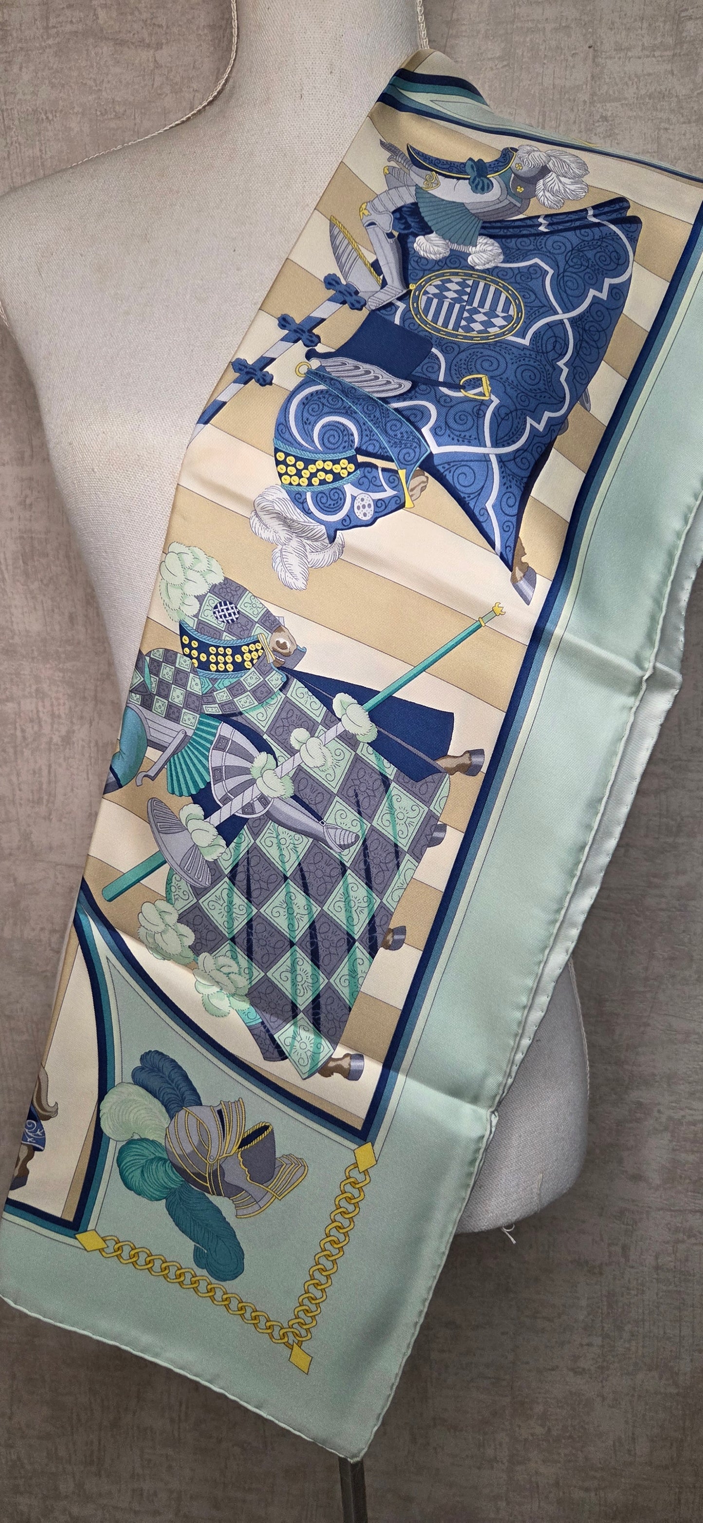 Carré Hermès intitulé Chocs en Plumes