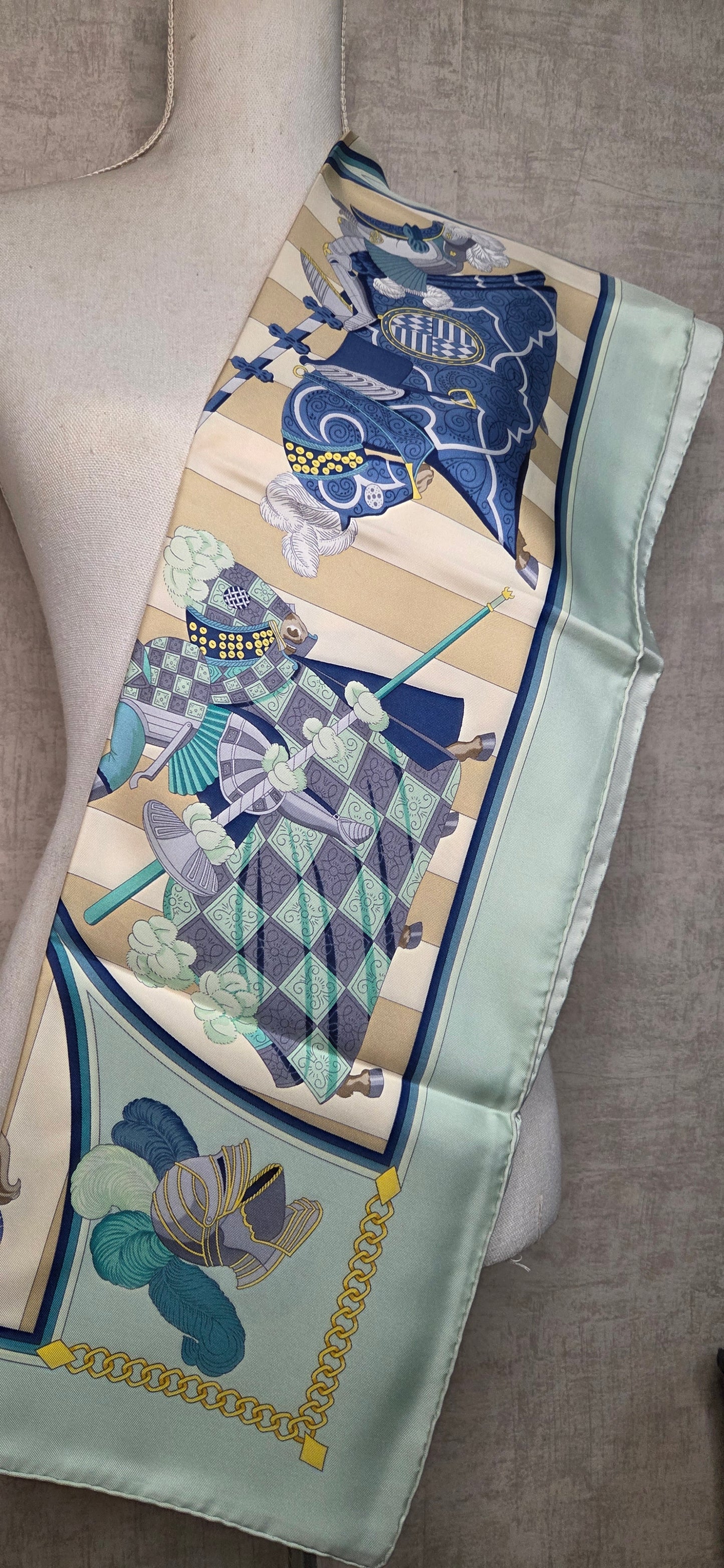 Carré Hermès intitulé Chocs en Plumes