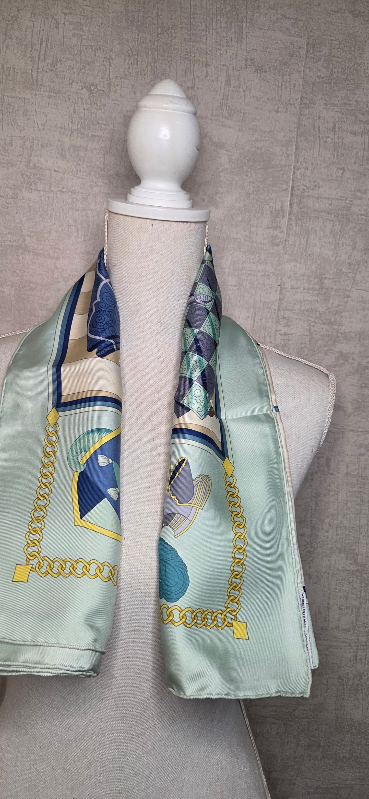 Carré Hermès intitulé Chocs en Plumes