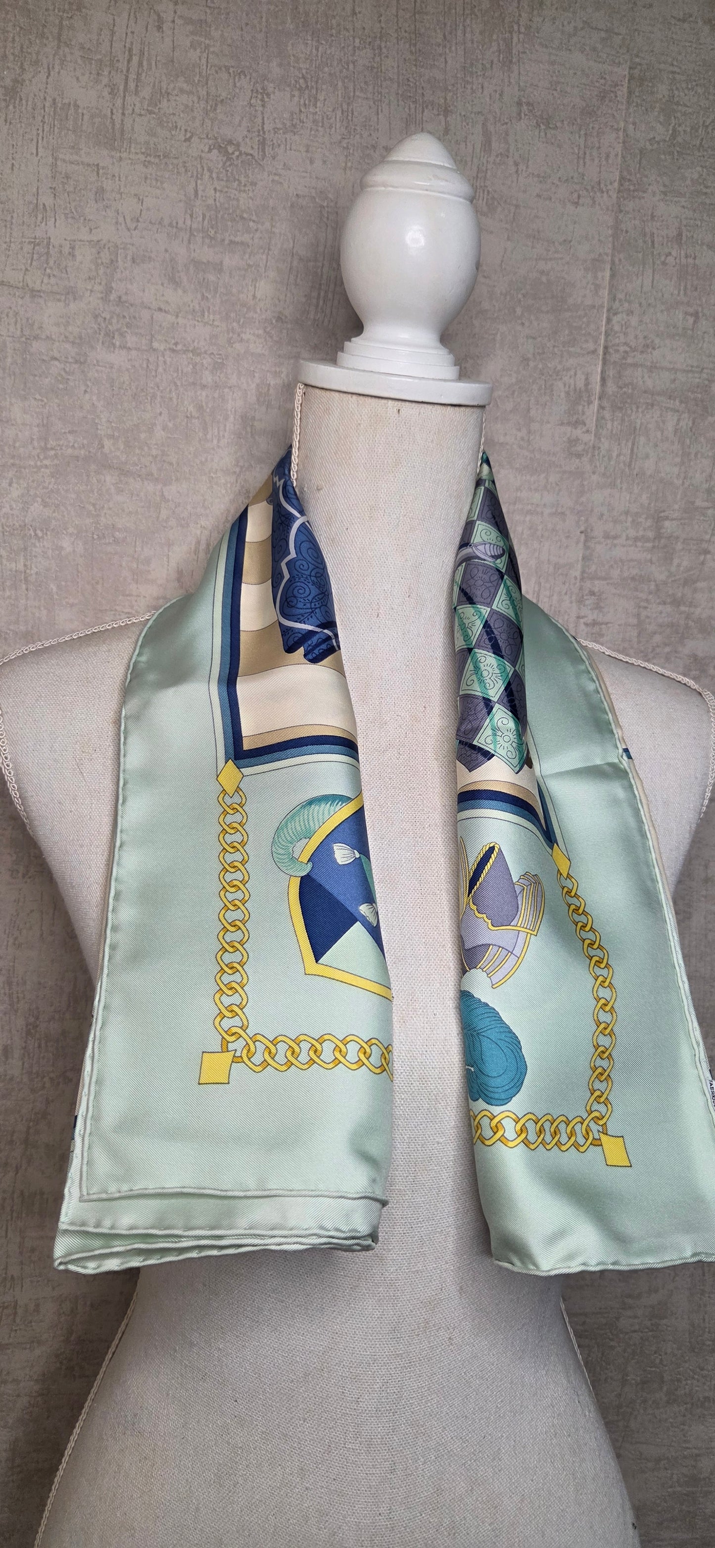 Carré Hermès intitulé Chocs en Plumes