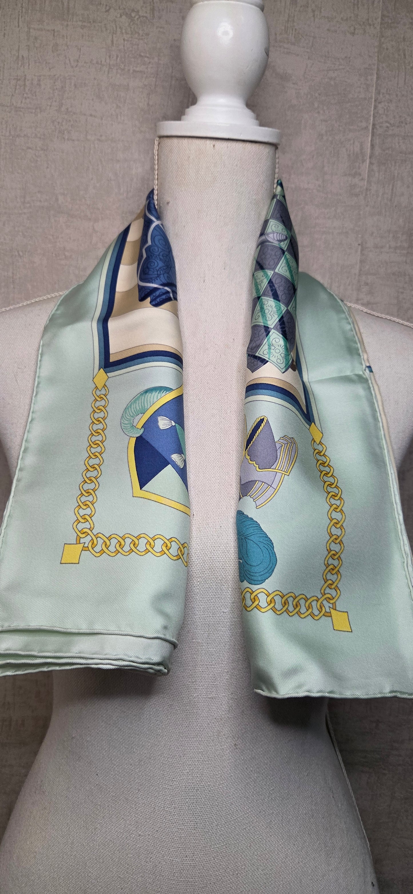 Carré Hermès intitulé Chocs en Plumes