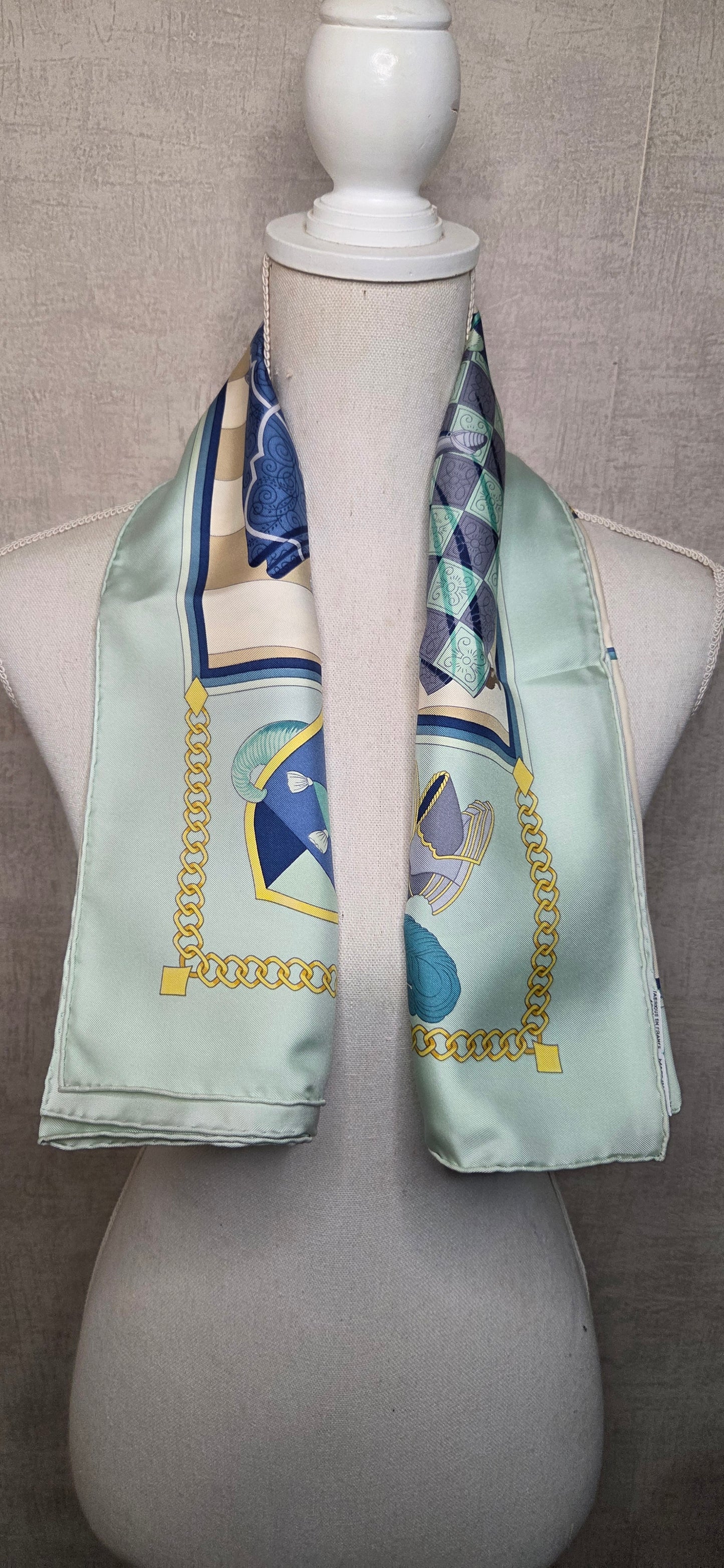 Carré Hermès intitulé Chocs en Plumes