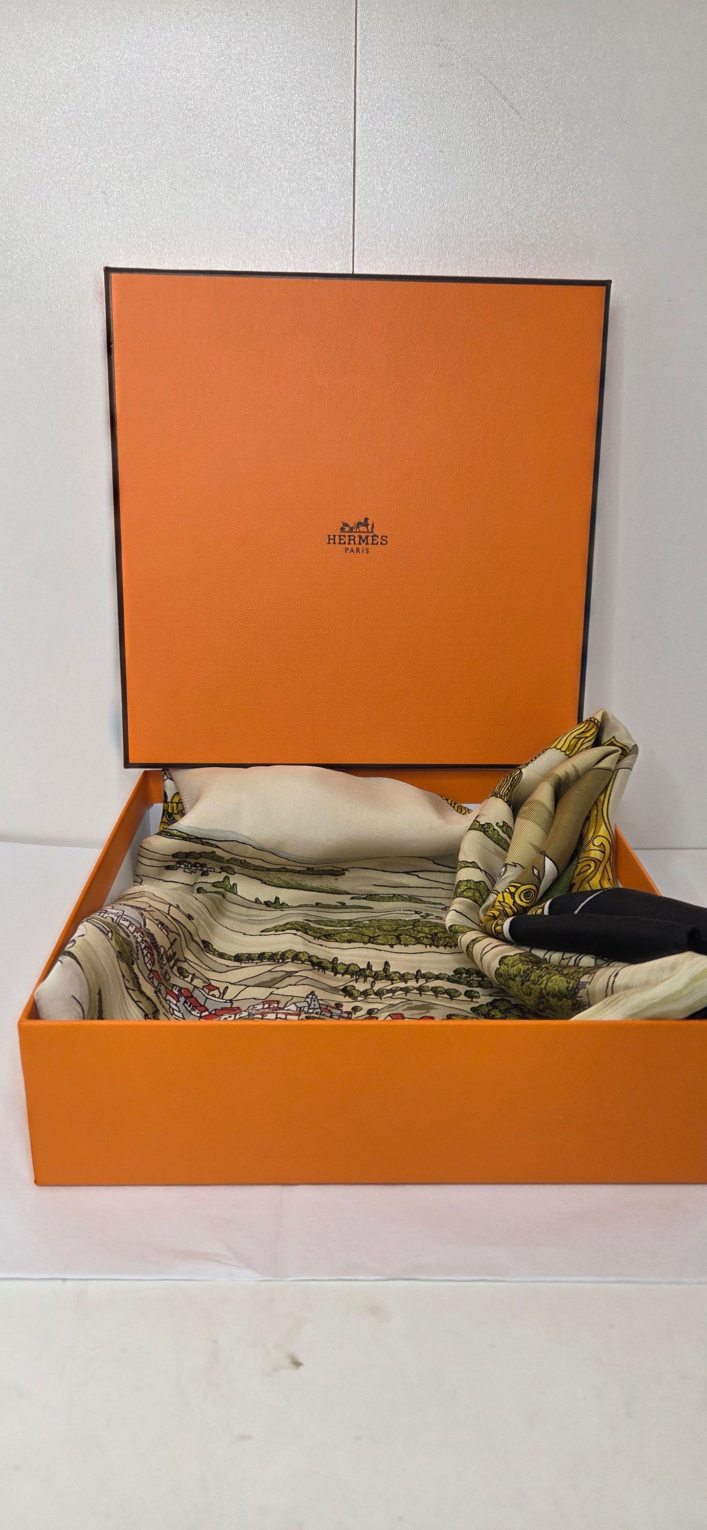 Carré Hermès en twill de soie intitulé "Les Armées en Campagne "