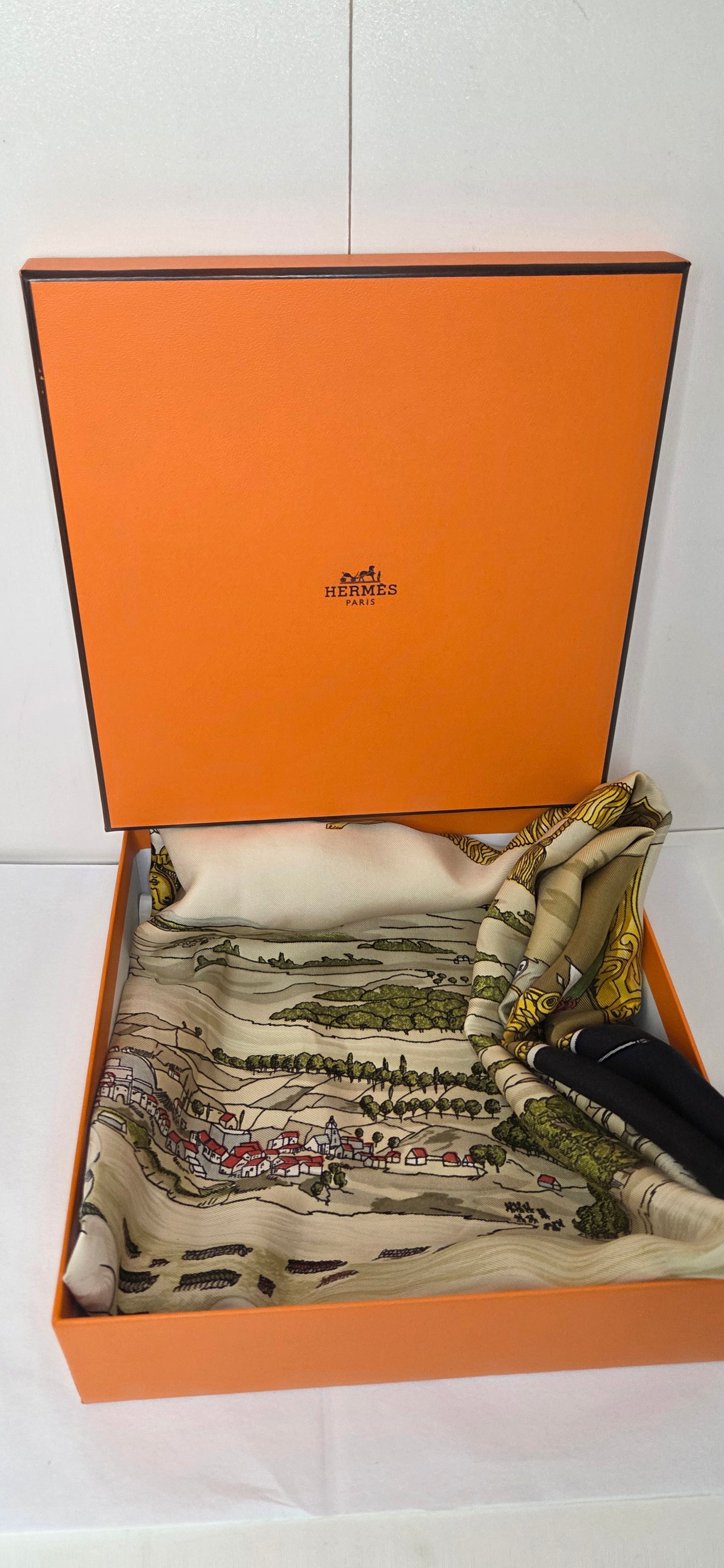 Carré Hermès en twill de soie intitulé "Les Armées en Campagne "