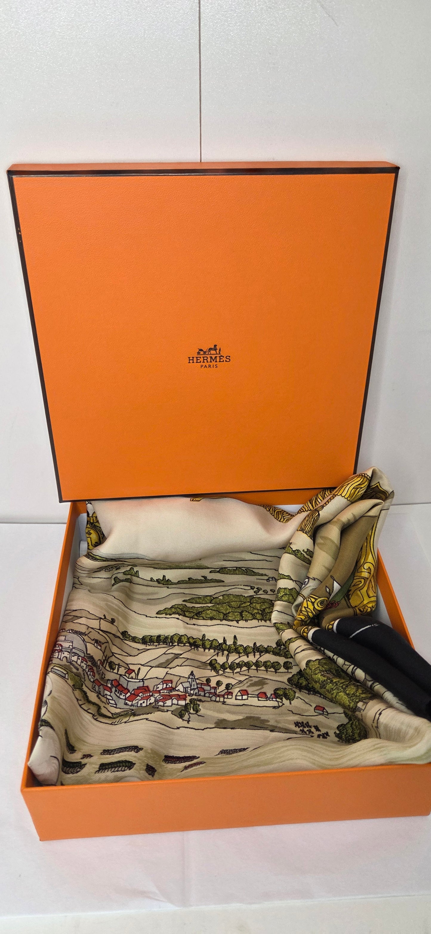 Carré Hermès en twill de soie intitulé "Les Armées en Campagne "