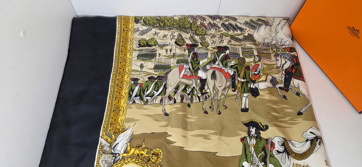 Carré Hermès en twill de soie intitulé "Les Armées en Campagne "