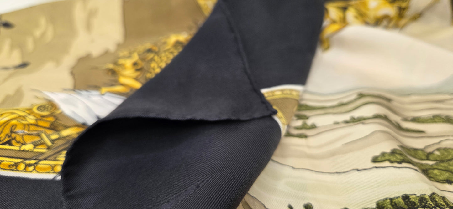 Carré Hermès en twill de soie intitulé "Les Armées en Campagne "