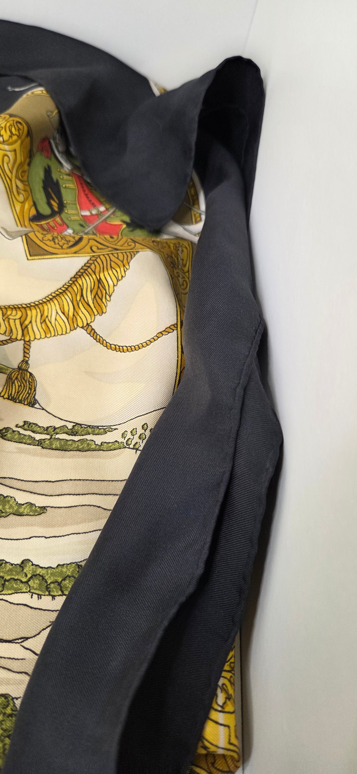 Carré Hermès en twill de soie intitulé "Les Armées en Campagne "