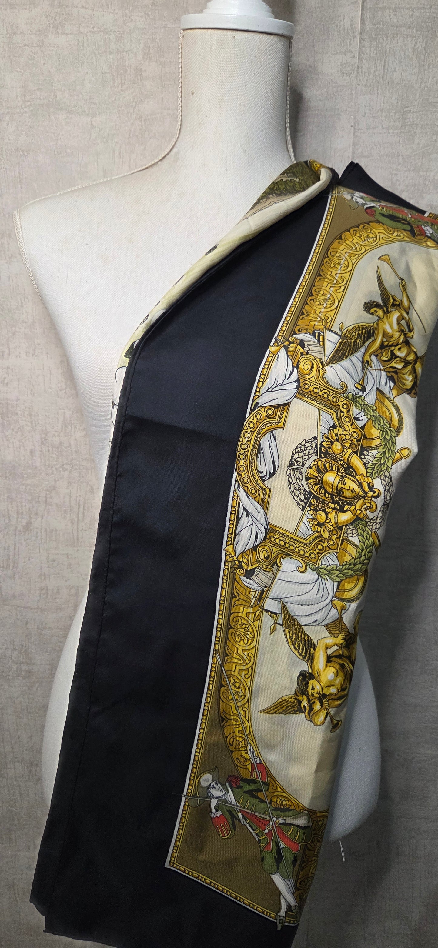 Carré Hermès en twill de soie intitulé "Les Armées en Campagne "