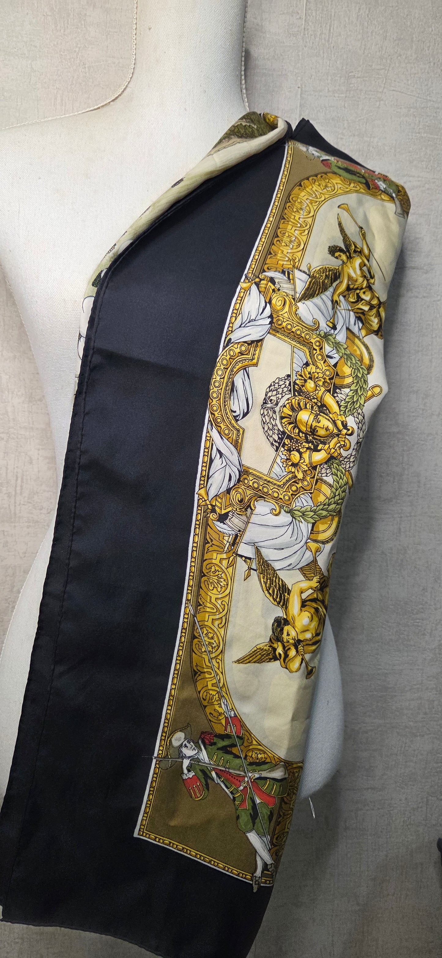 Carré Hermès en twill de soie intitulé "Les Armées en Campagne "