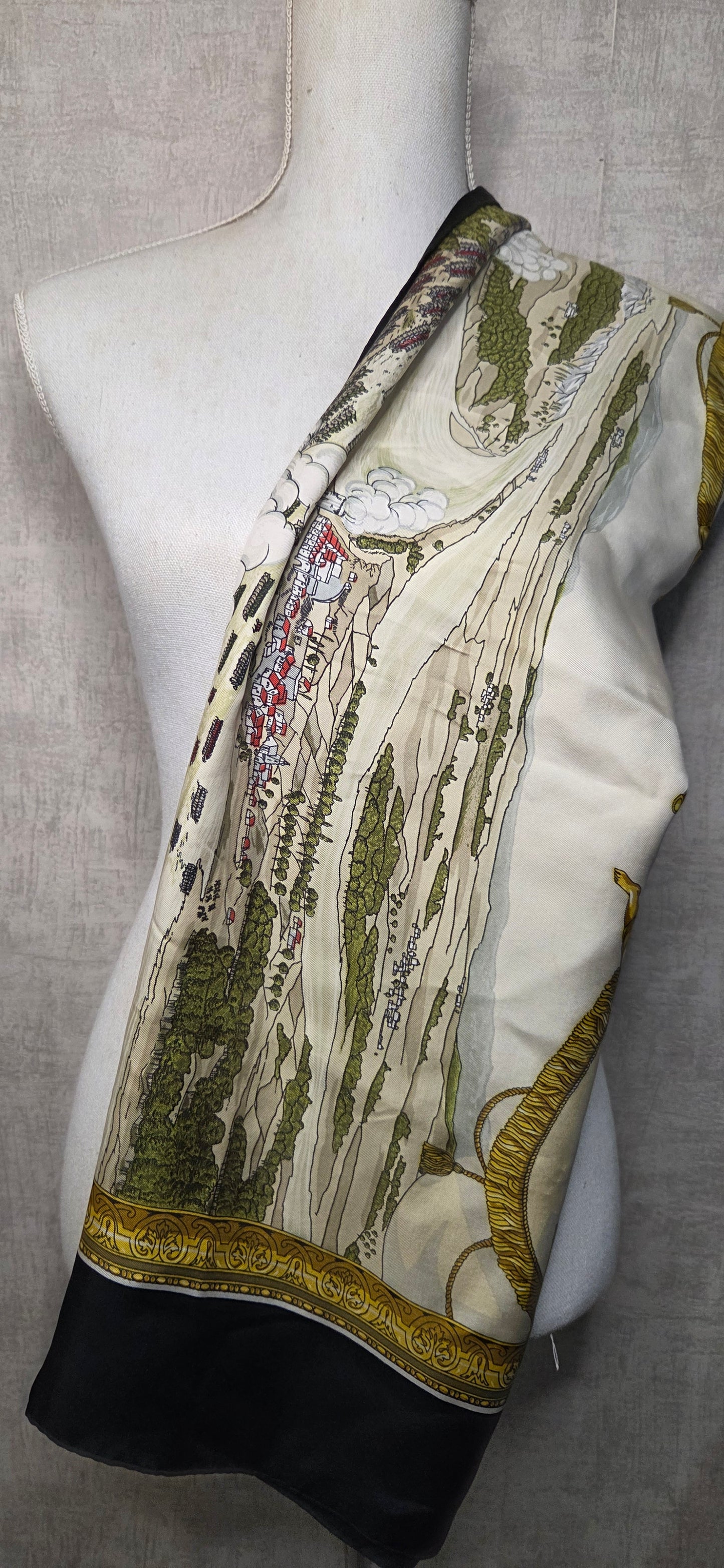 Carré Hermès en twill de soie intitulé "Les Armées en Campagne "