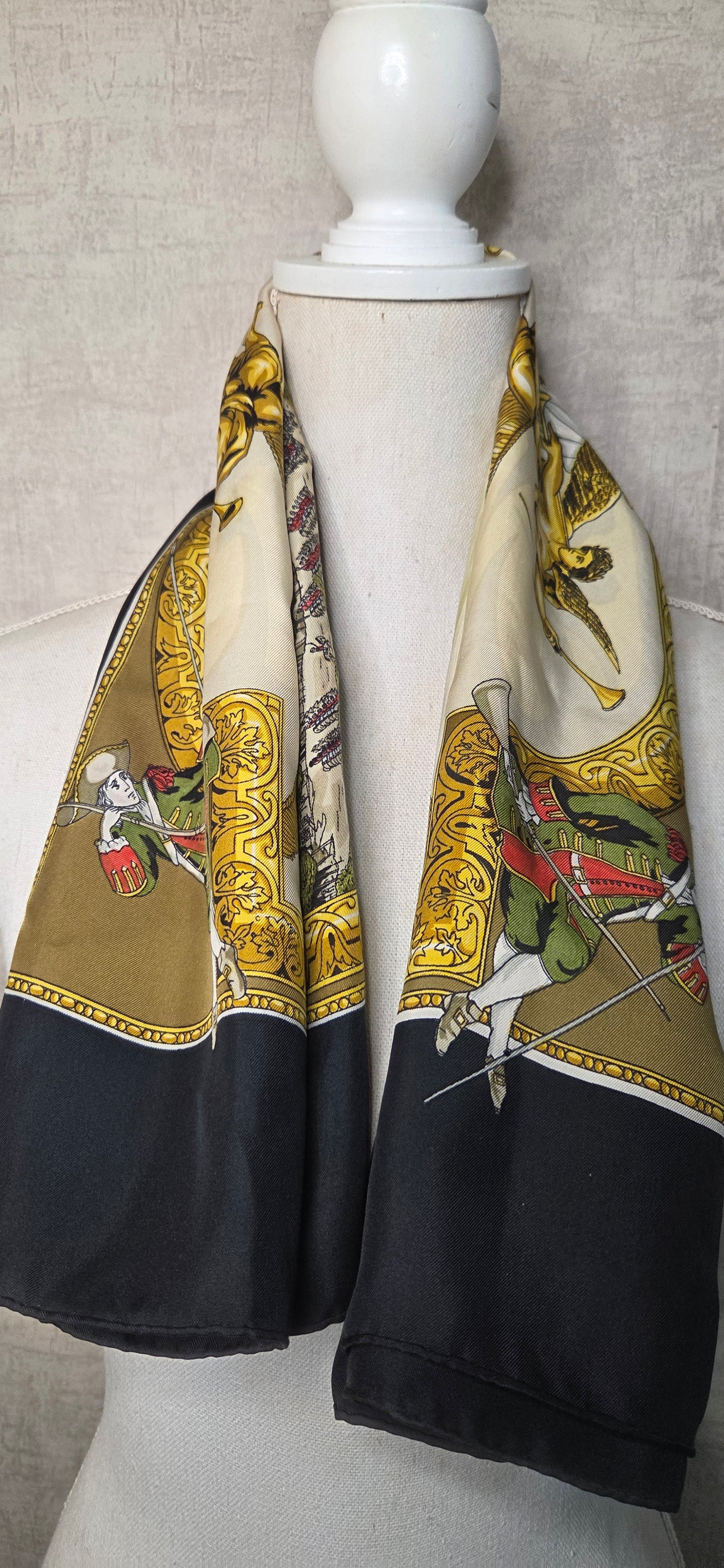 Carré Hermès en twill de soie intitulé "Les Armées en Campagne "