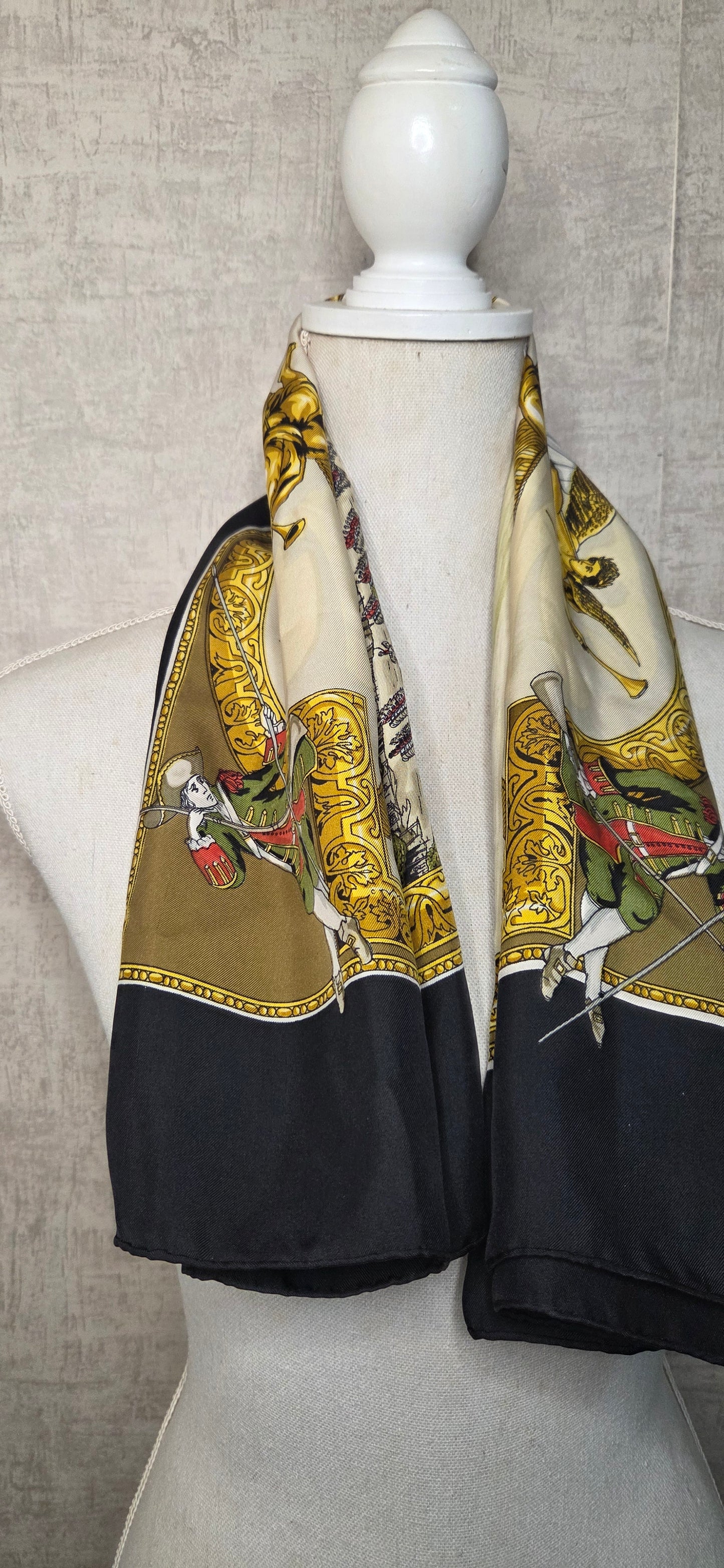 Carré Hermès en twill de soie intitulé "Les Armées en Campagne "