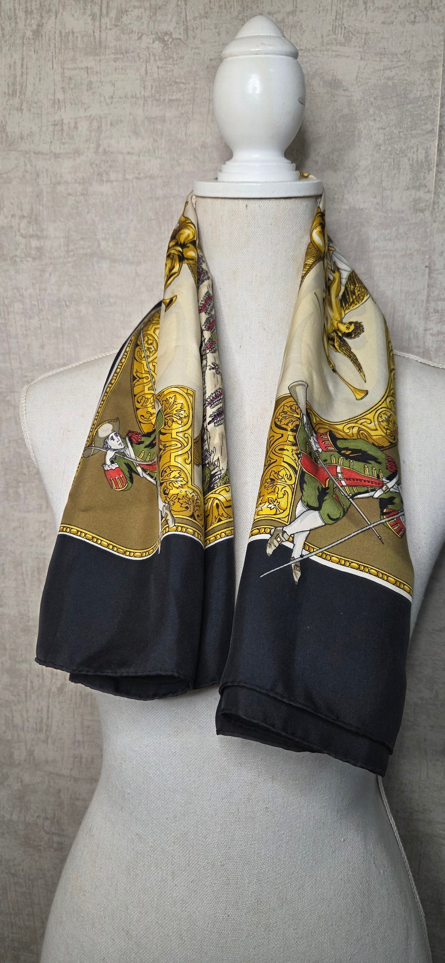 Carré Hermès en twill de soie intitulé "Les Armées en Campagne "