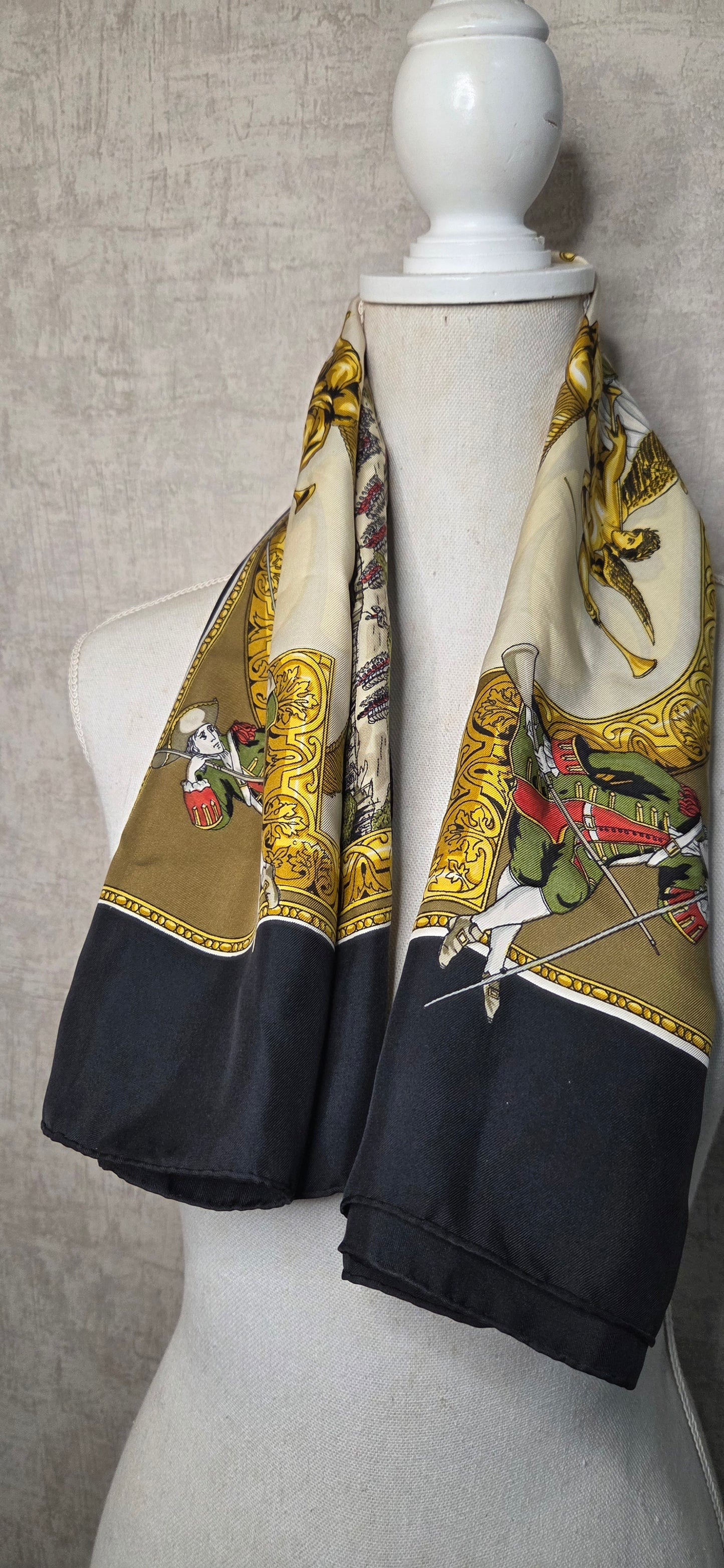 Carré Hermès en twill de soie intitulé "Les Armées en Campagne "