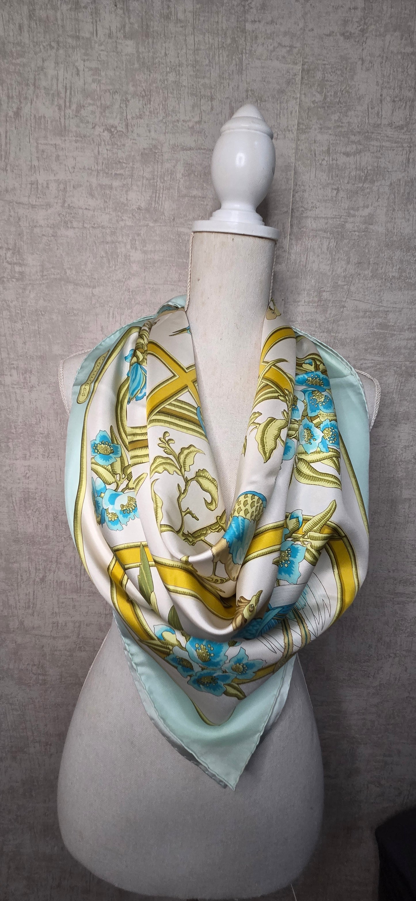 Carré Hermès en twill de soie intitulé "Caraïbes "