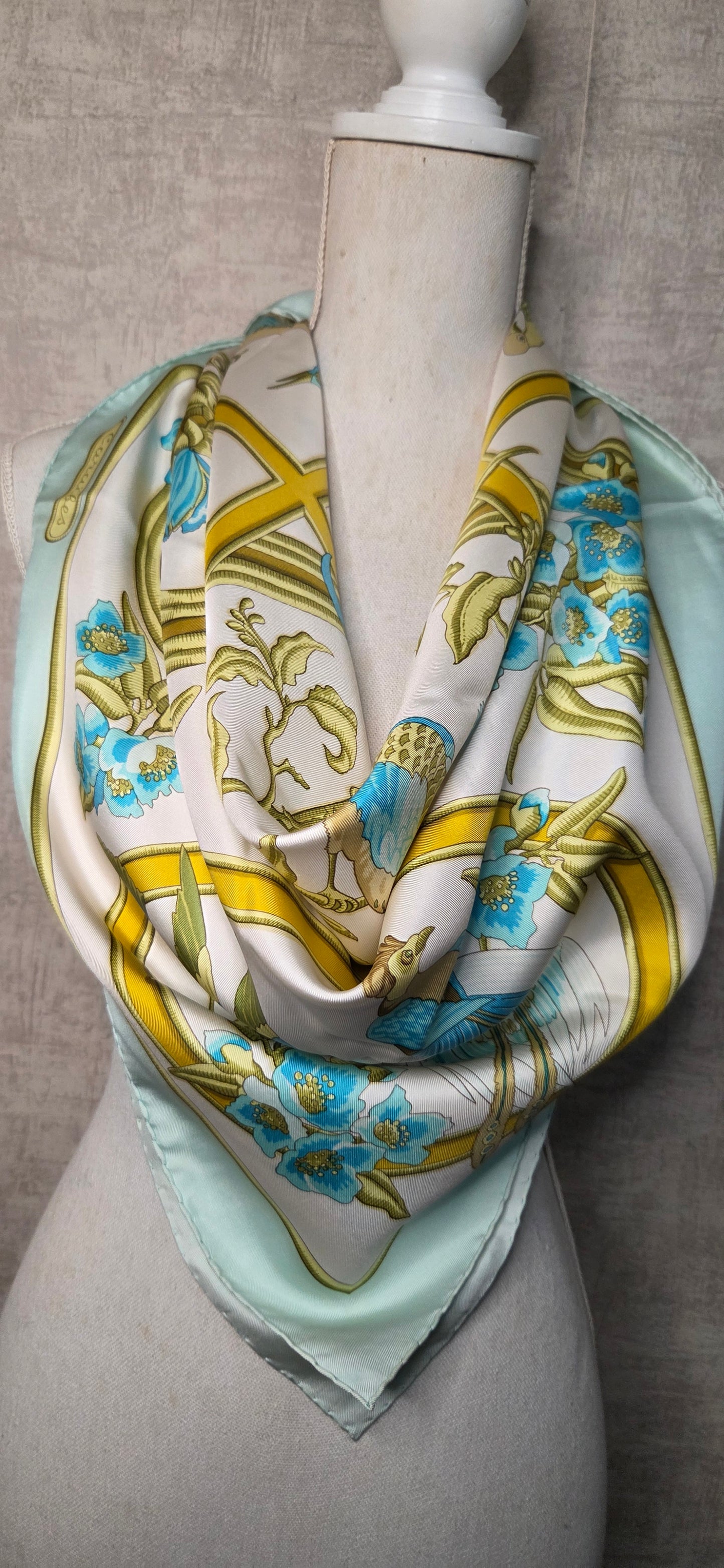 Carré Hermès en twill de soie intitulé "Caraïbes "