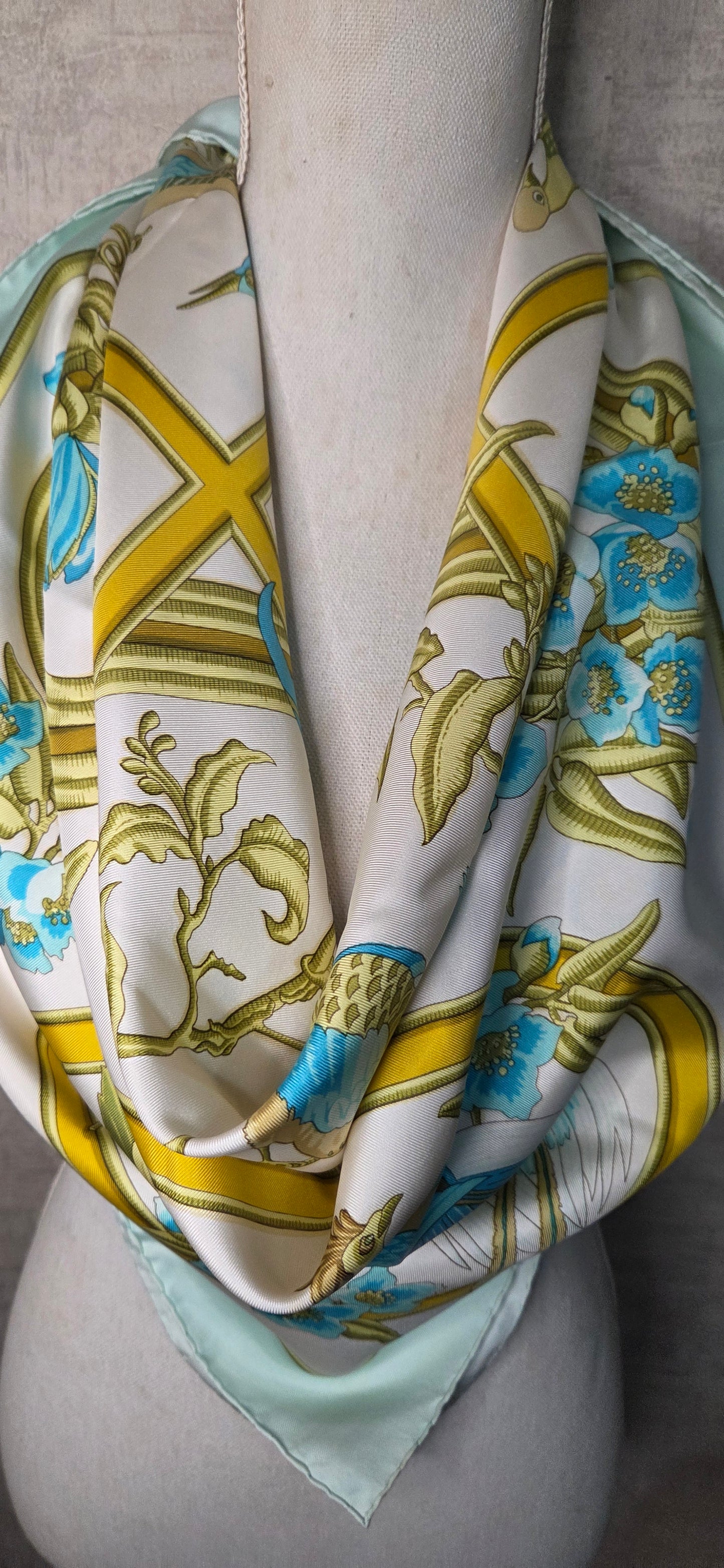 Carré Hermès en twill de soie intitulé "Caraïbes "